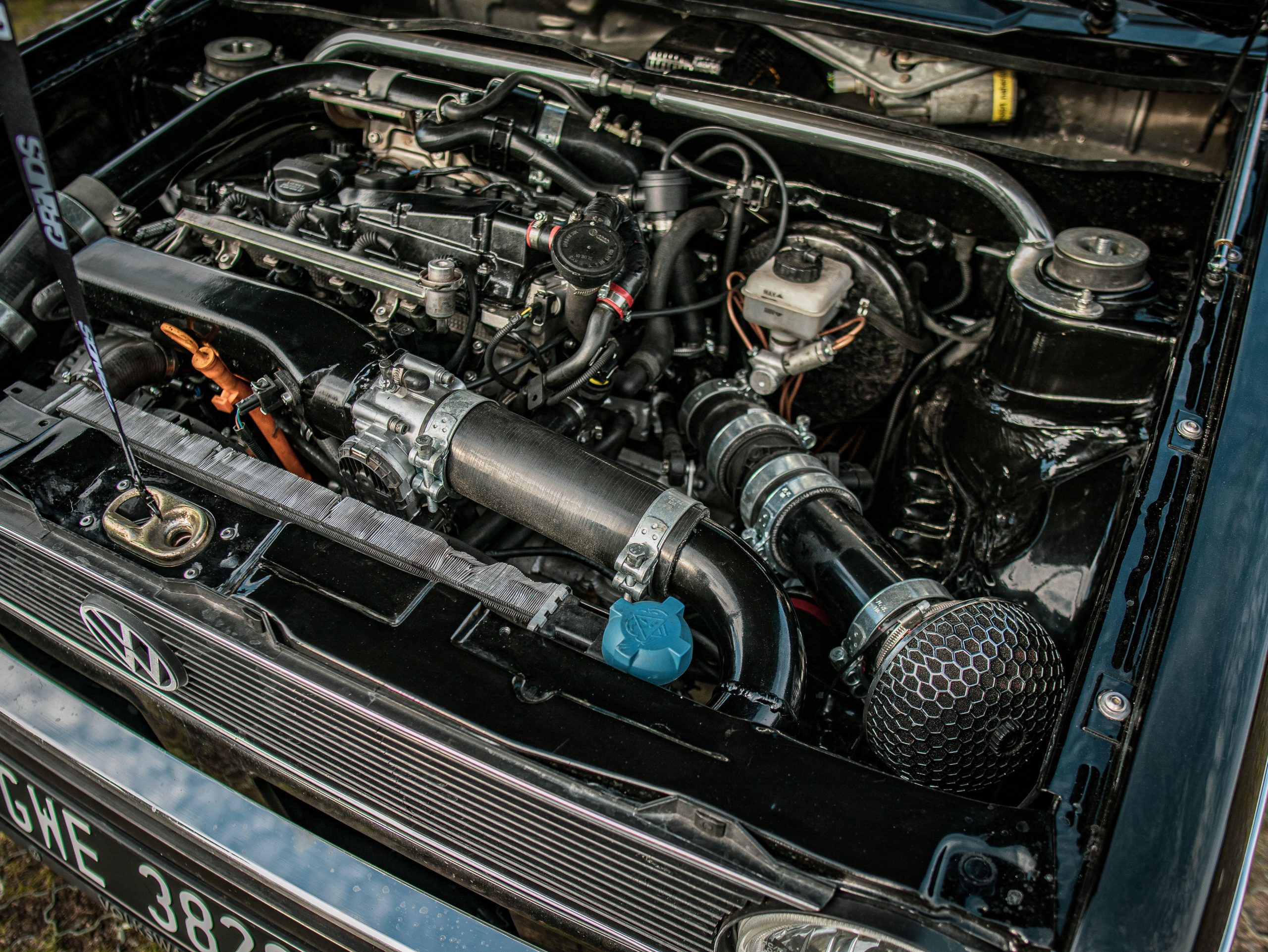Moteur haute performance sous le capot ouvert