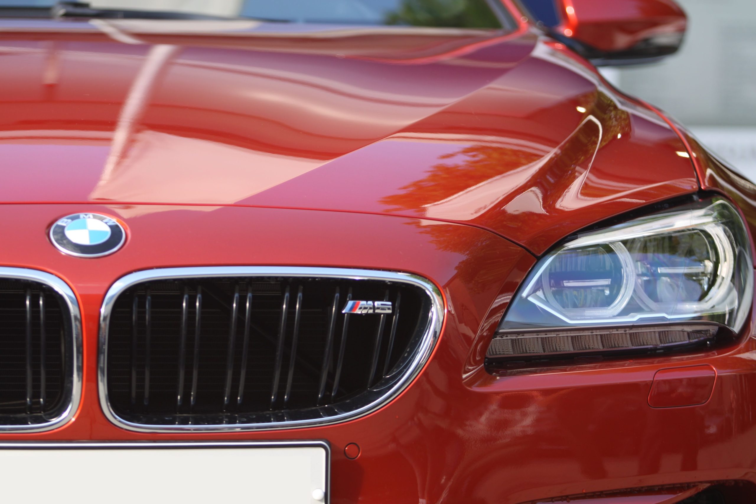 Face avant d'une BMW sport rouge en gros plan