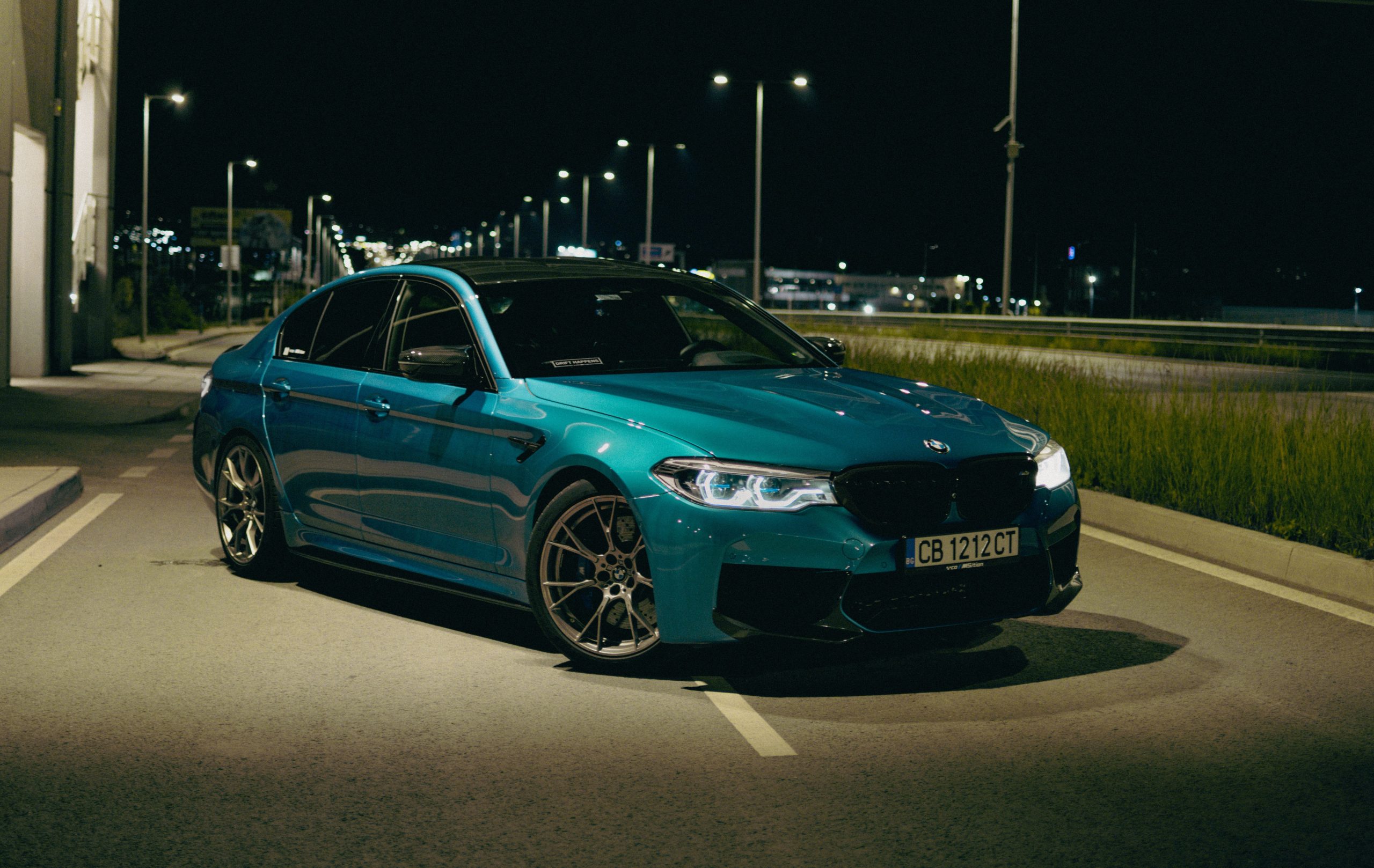 BMW M5 stationnée de nuit en ville