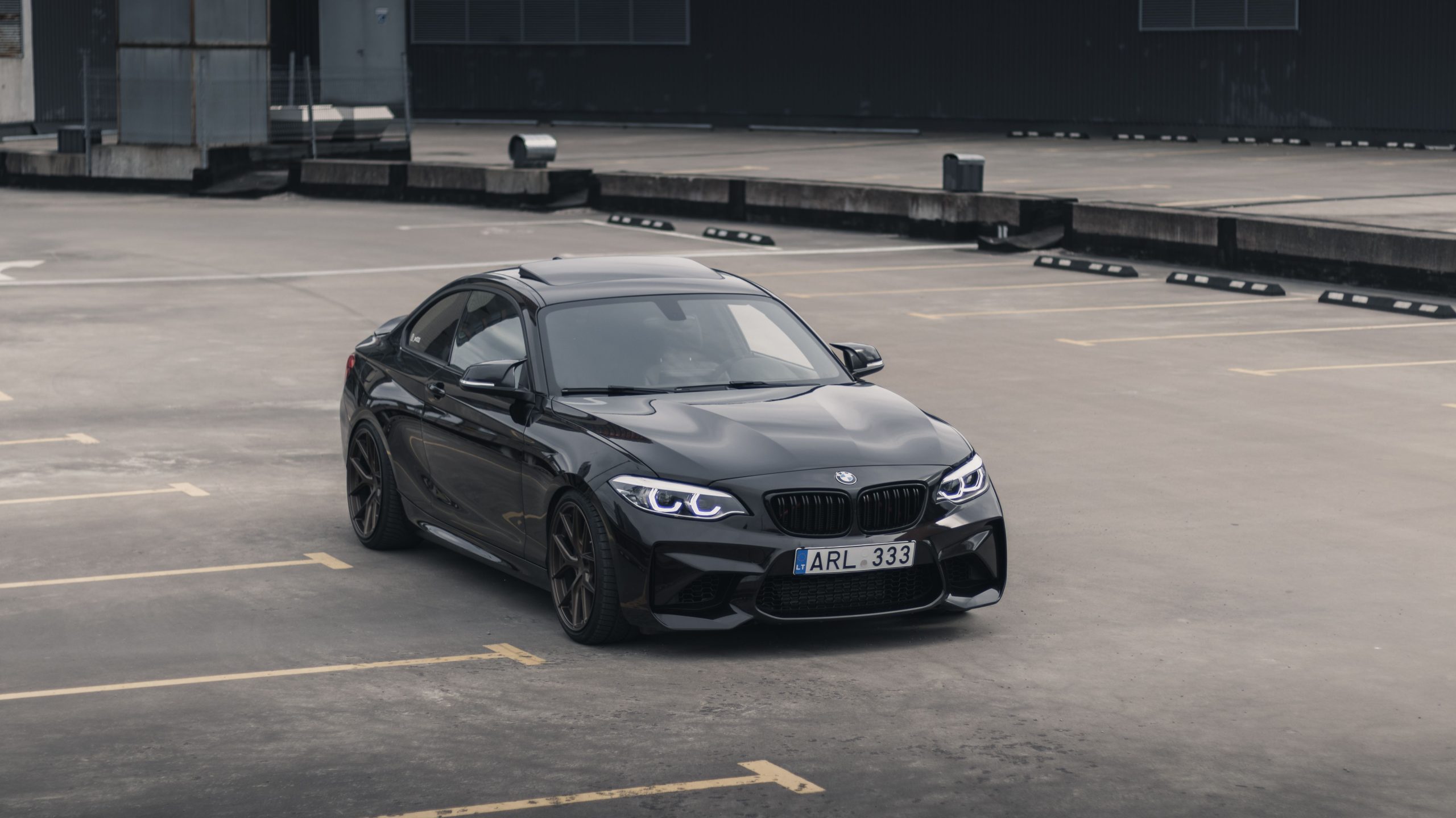 BMW coupé noir design épuré et luxueux