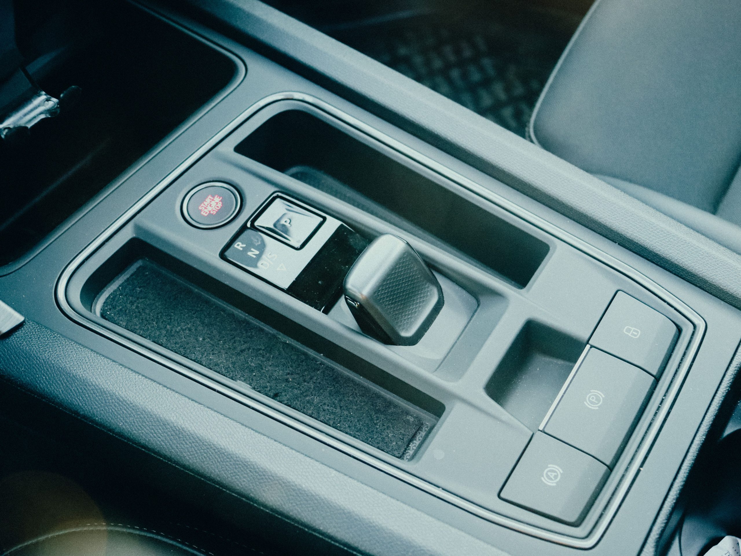 Bouton de sélecteur de vitesse moderne en intérieur automobile