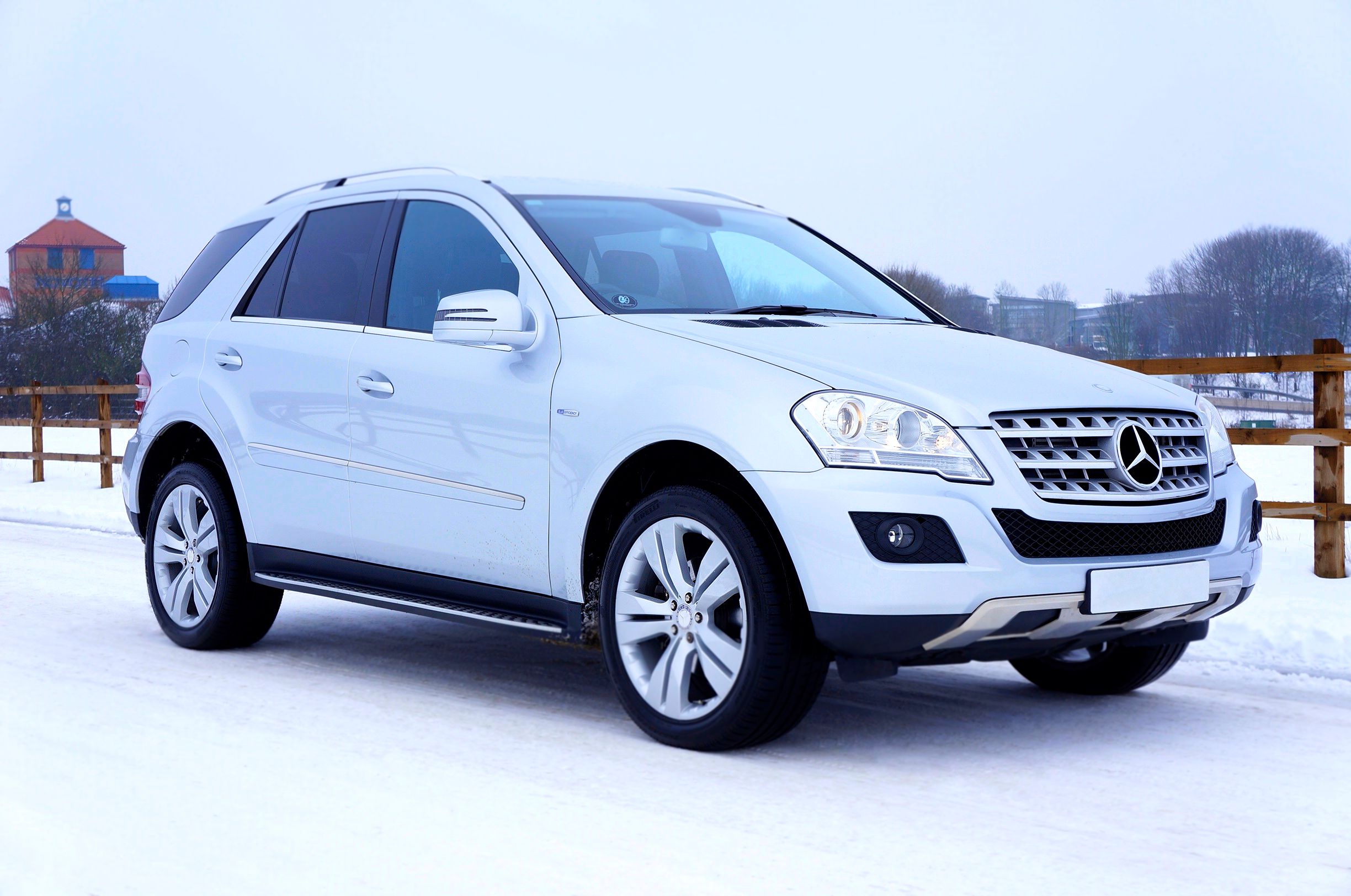 SUV blanc 4MATIC neige route Ecosse