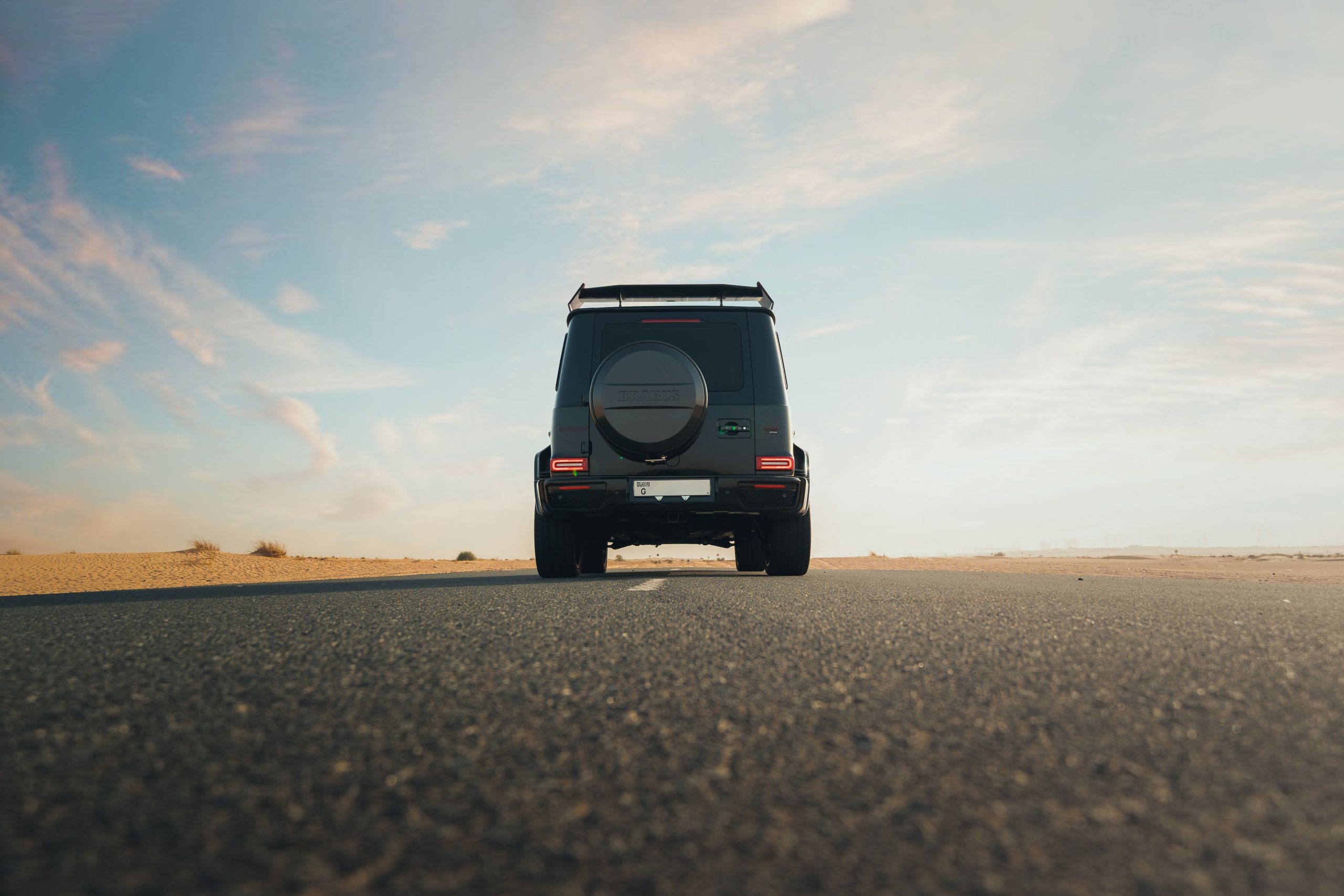 Luxe SUV route désertique ciel bleu dégagé