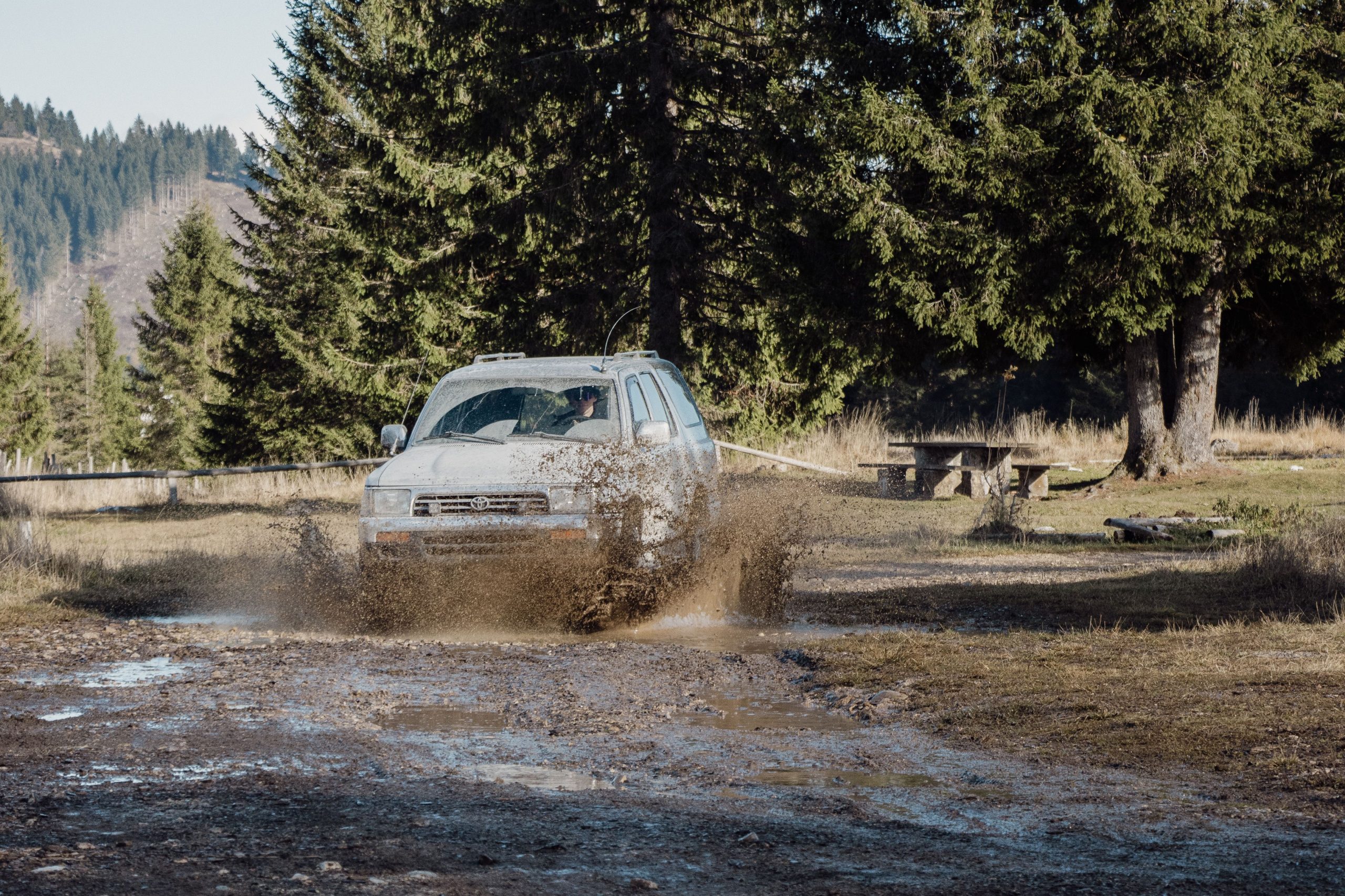 Toyota 4Runner sur piste boueuse en Vénétie