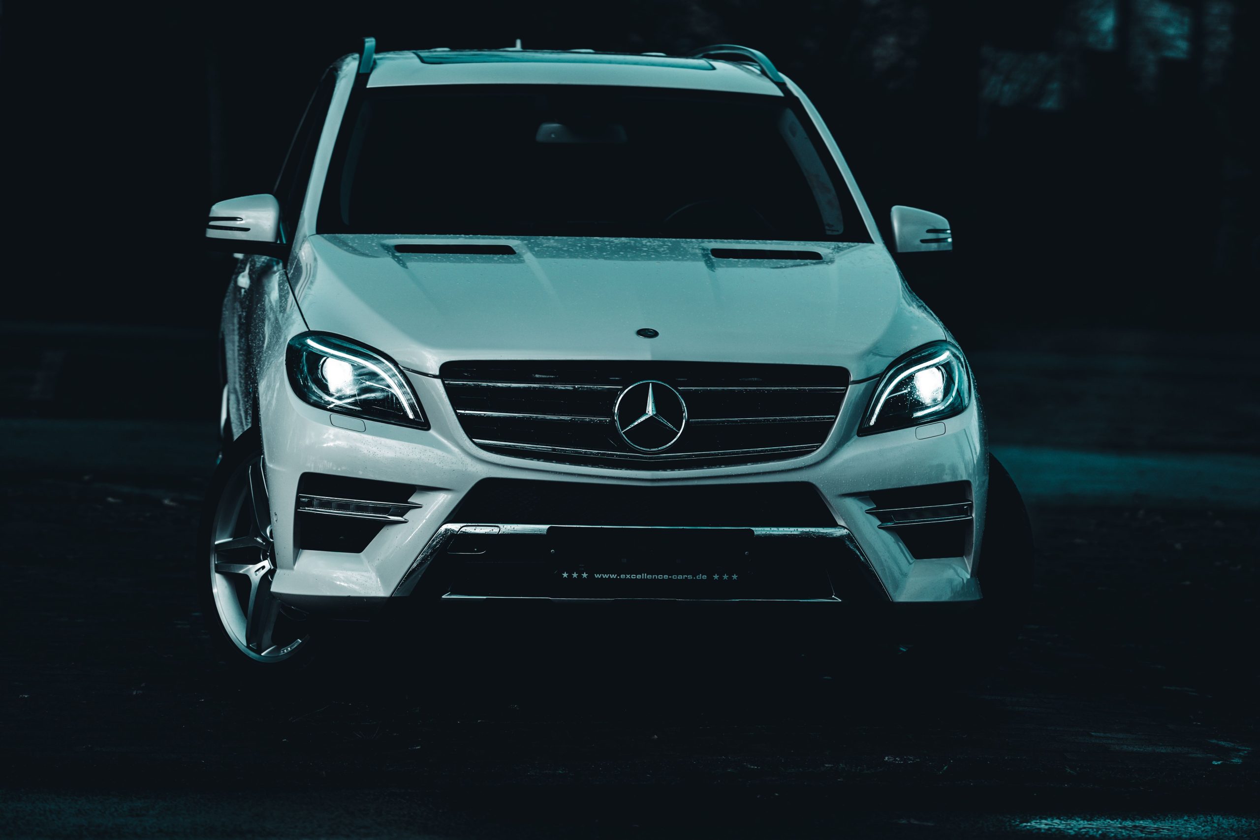 Mercedes-Benz SUV blanc design elegant nuit