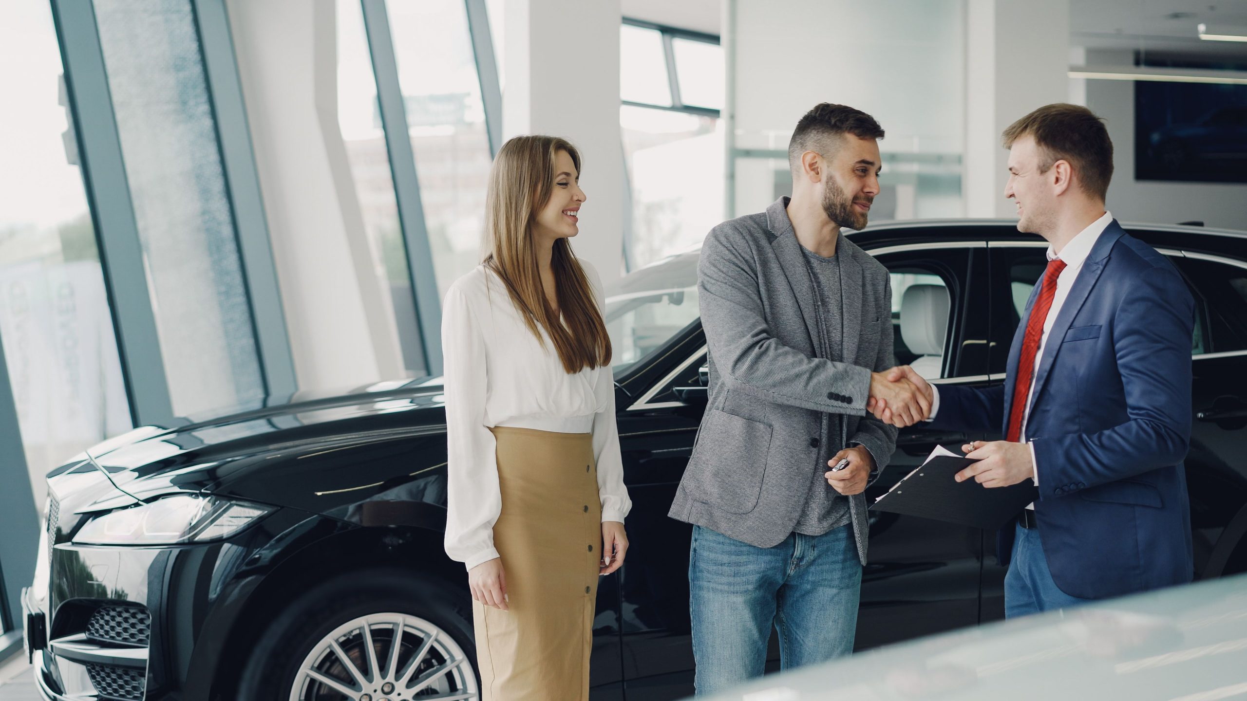 Client et concessionnaire scellent accord vente