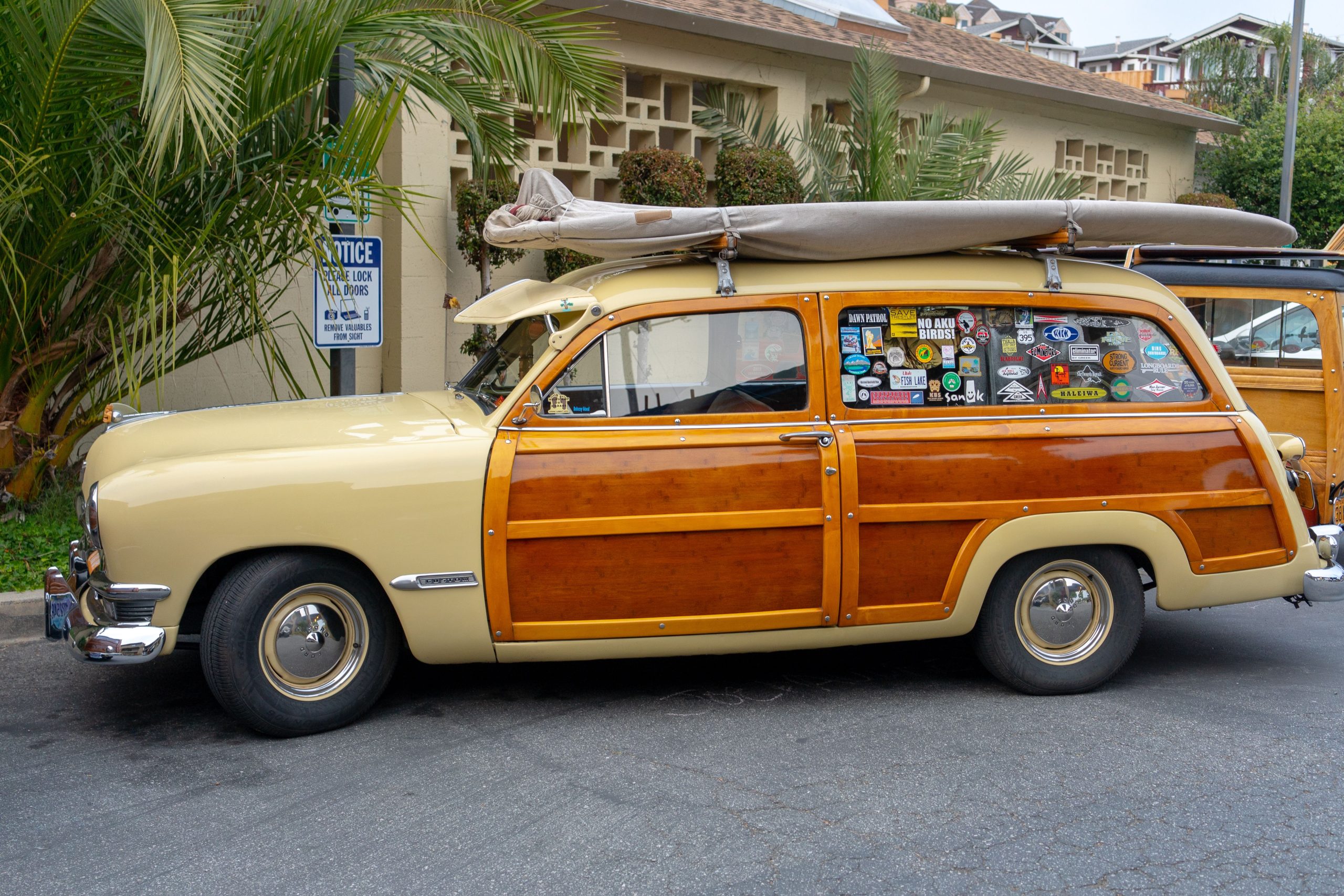 Vintage woody station wagon avec surfboard sur toit