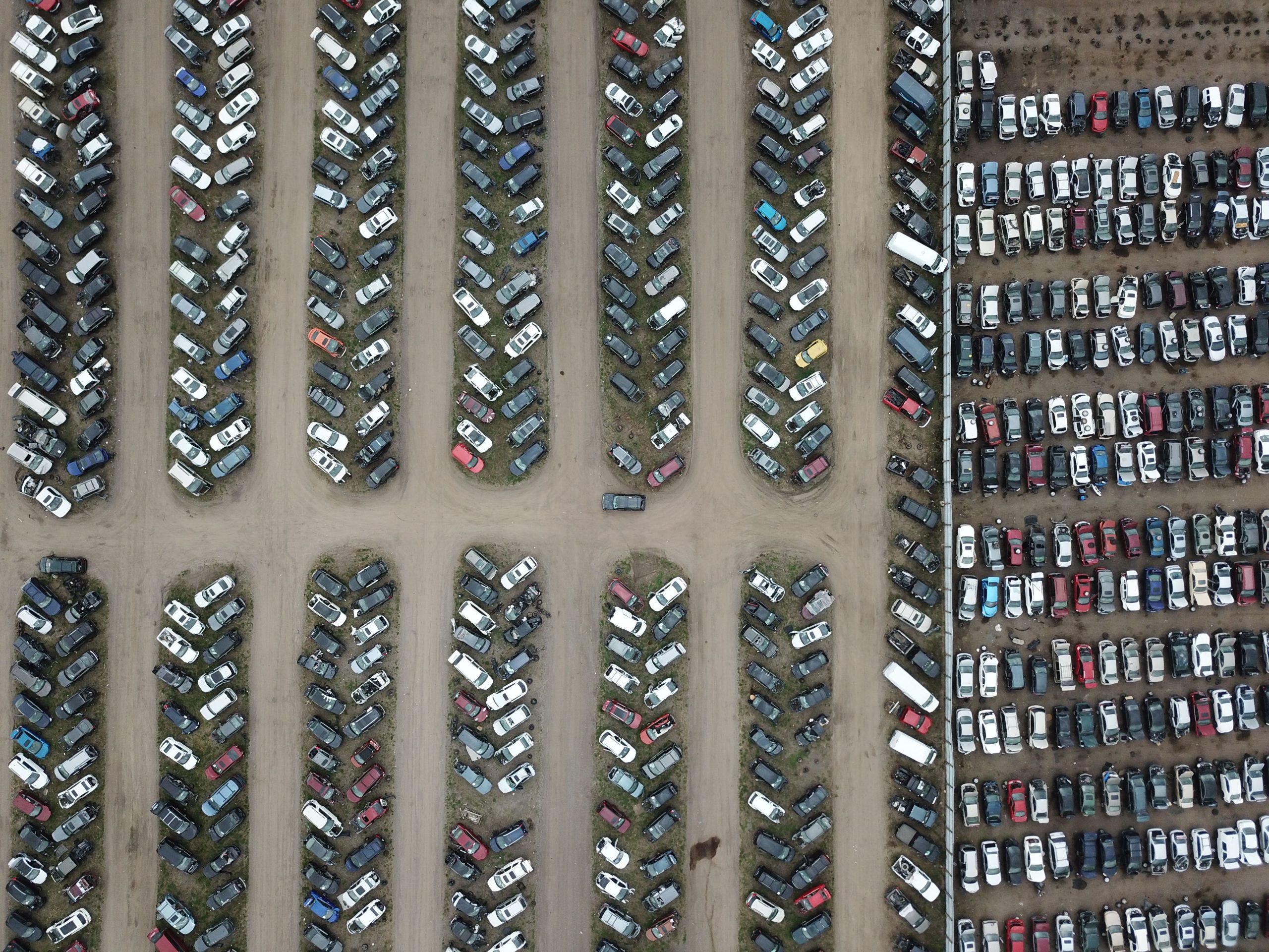 Vue aérienne de voitures abandonnées en rangées