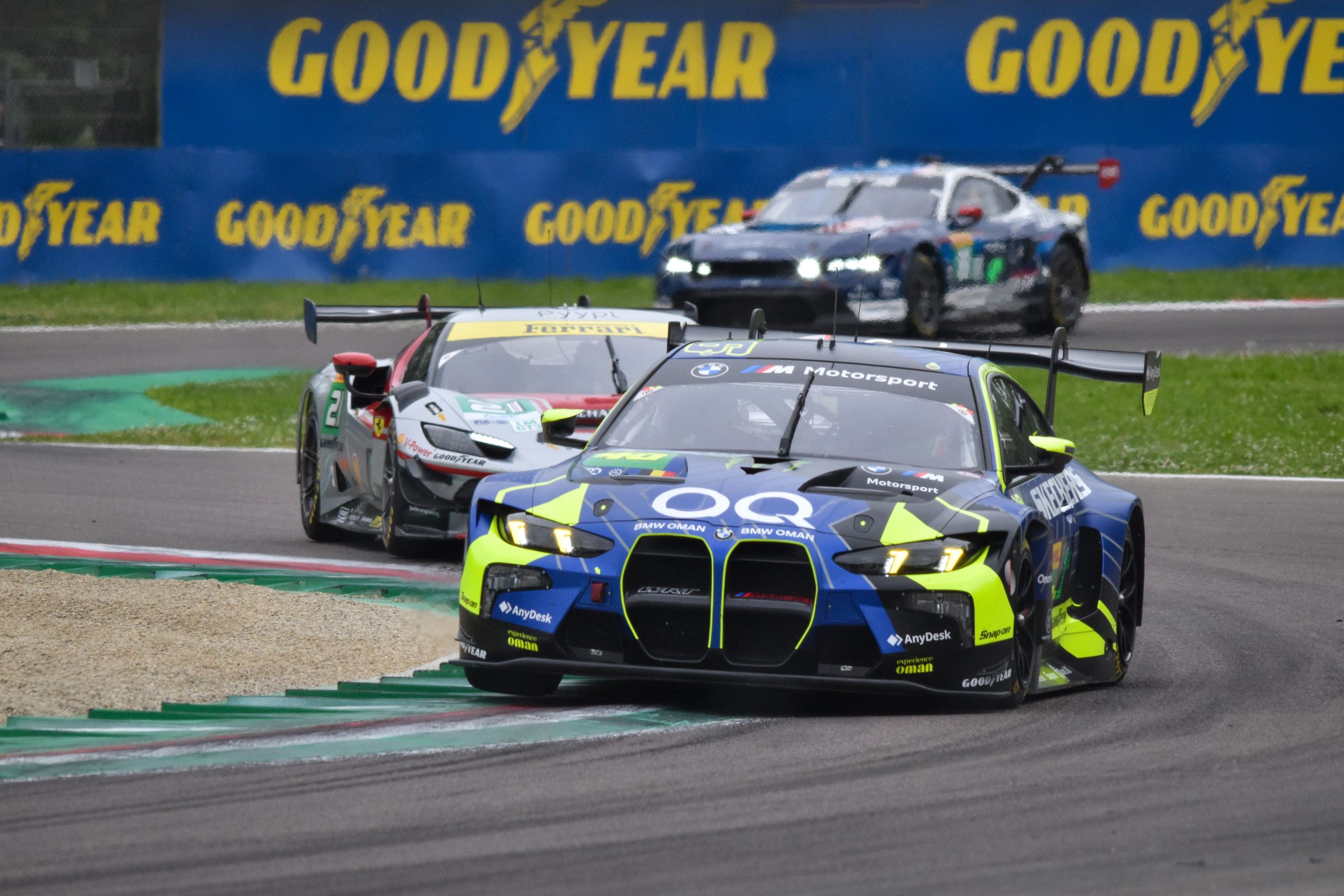 Voitures de course en action lors d'une compétition