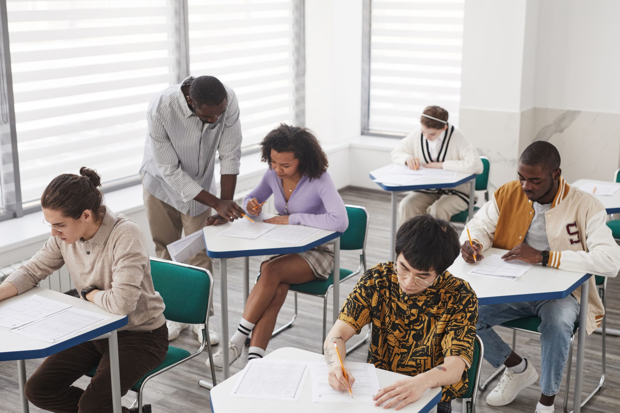 Etudiants passant un examen supervises par un professeur
