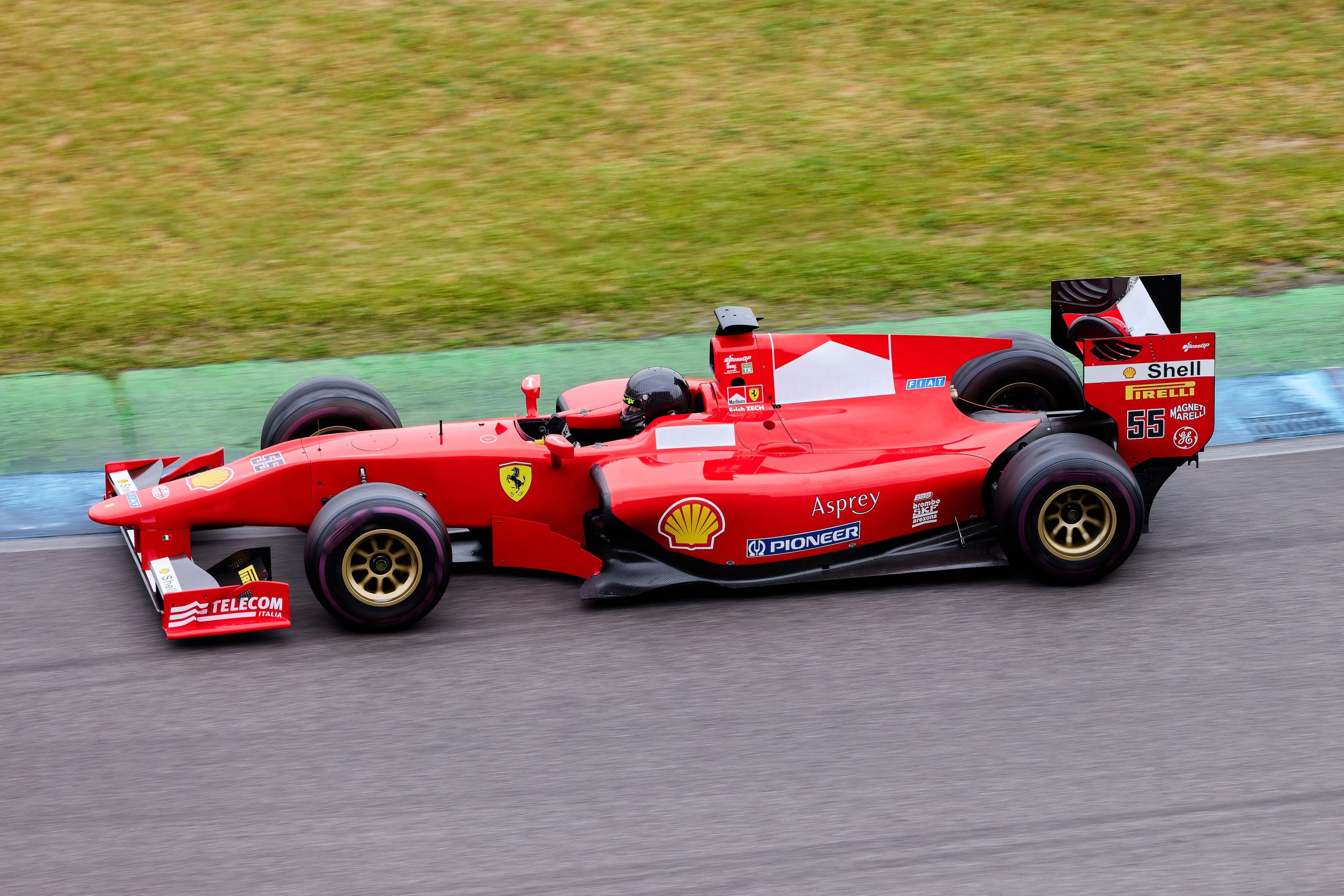 Voiture de Formula 1 en action sur circuit de course