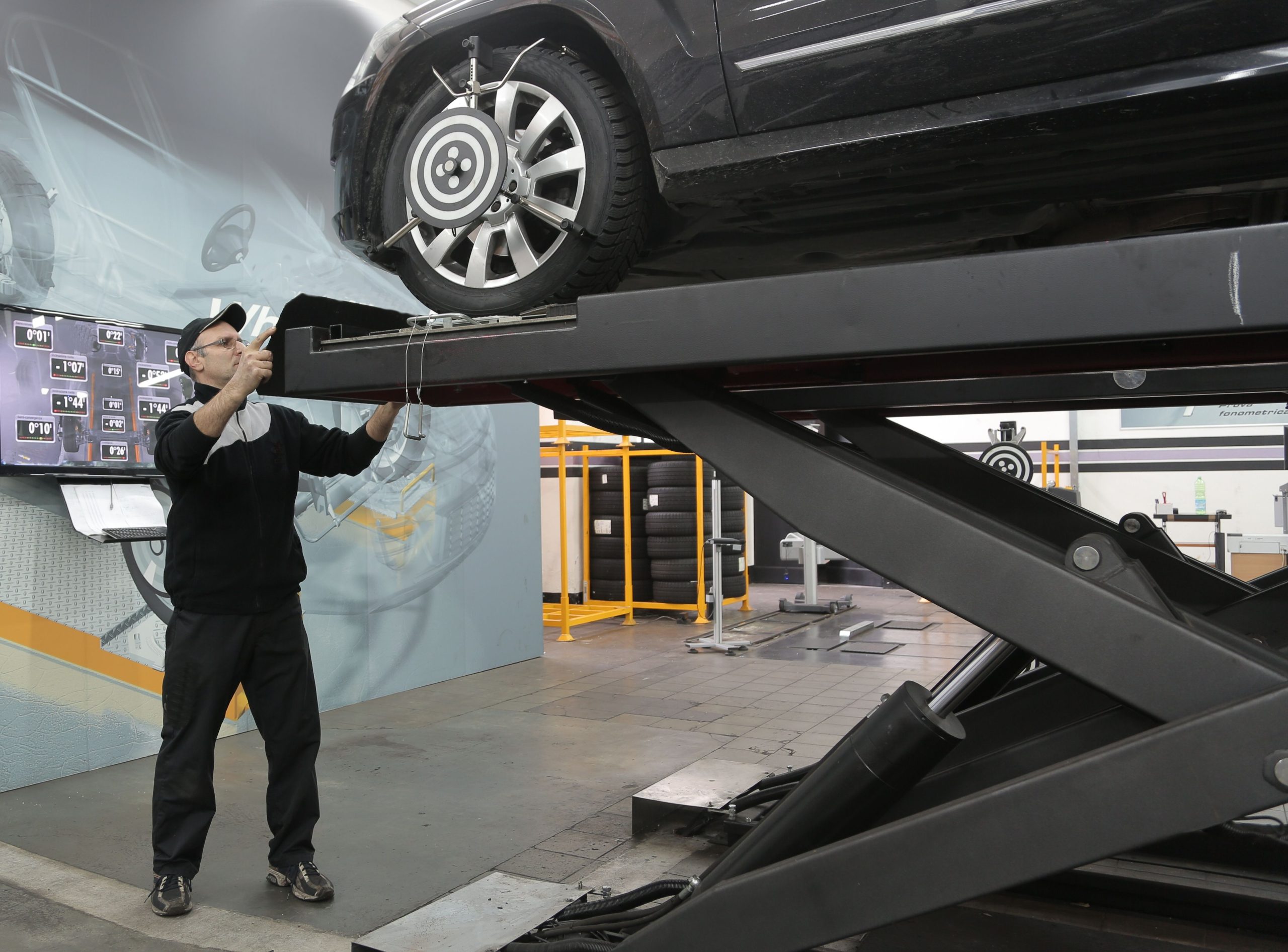 Mécanicien professionnel examine pneus garage moderne
