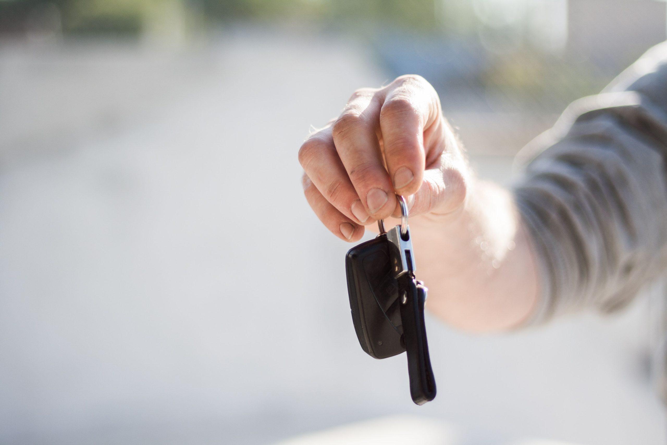 Main remettant clés voiture location