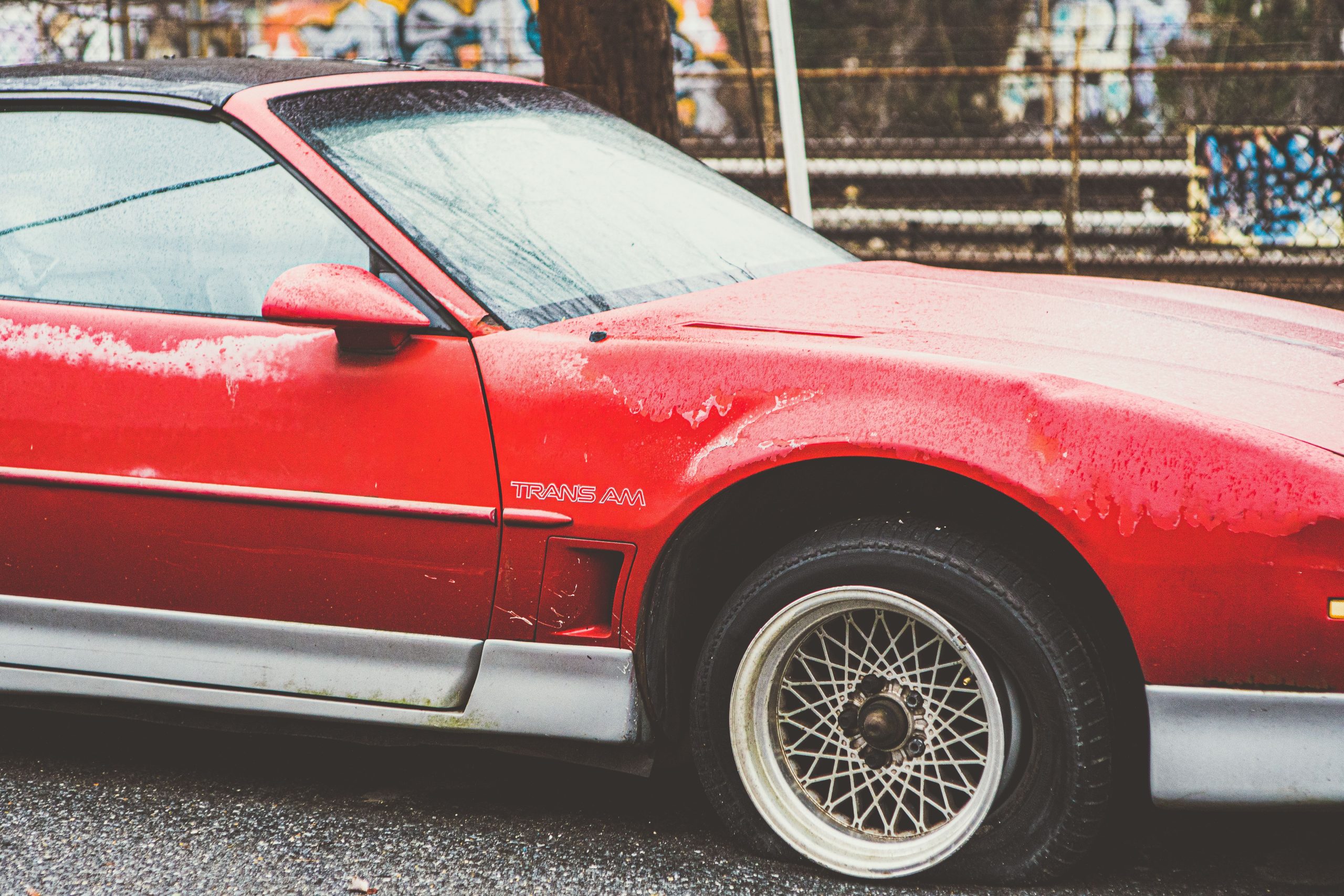 Pontiac Trans Am rouge vintage pneu crevé