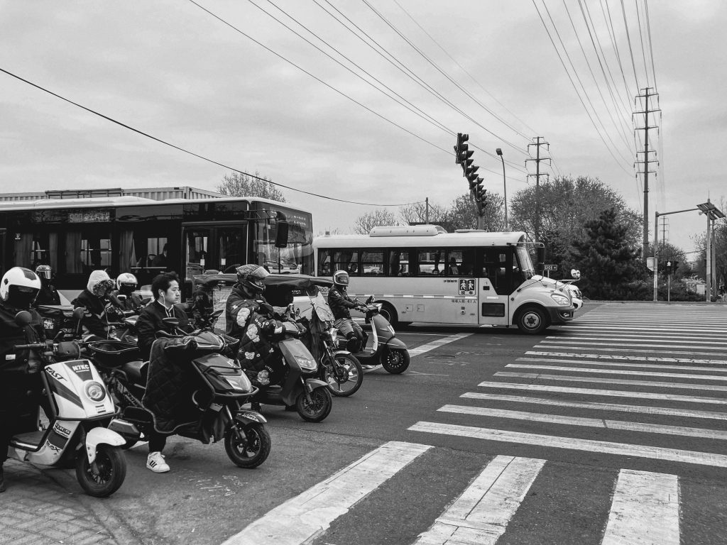 Scooter électrique sur voie de bus à Paris : c’est autorisé ?