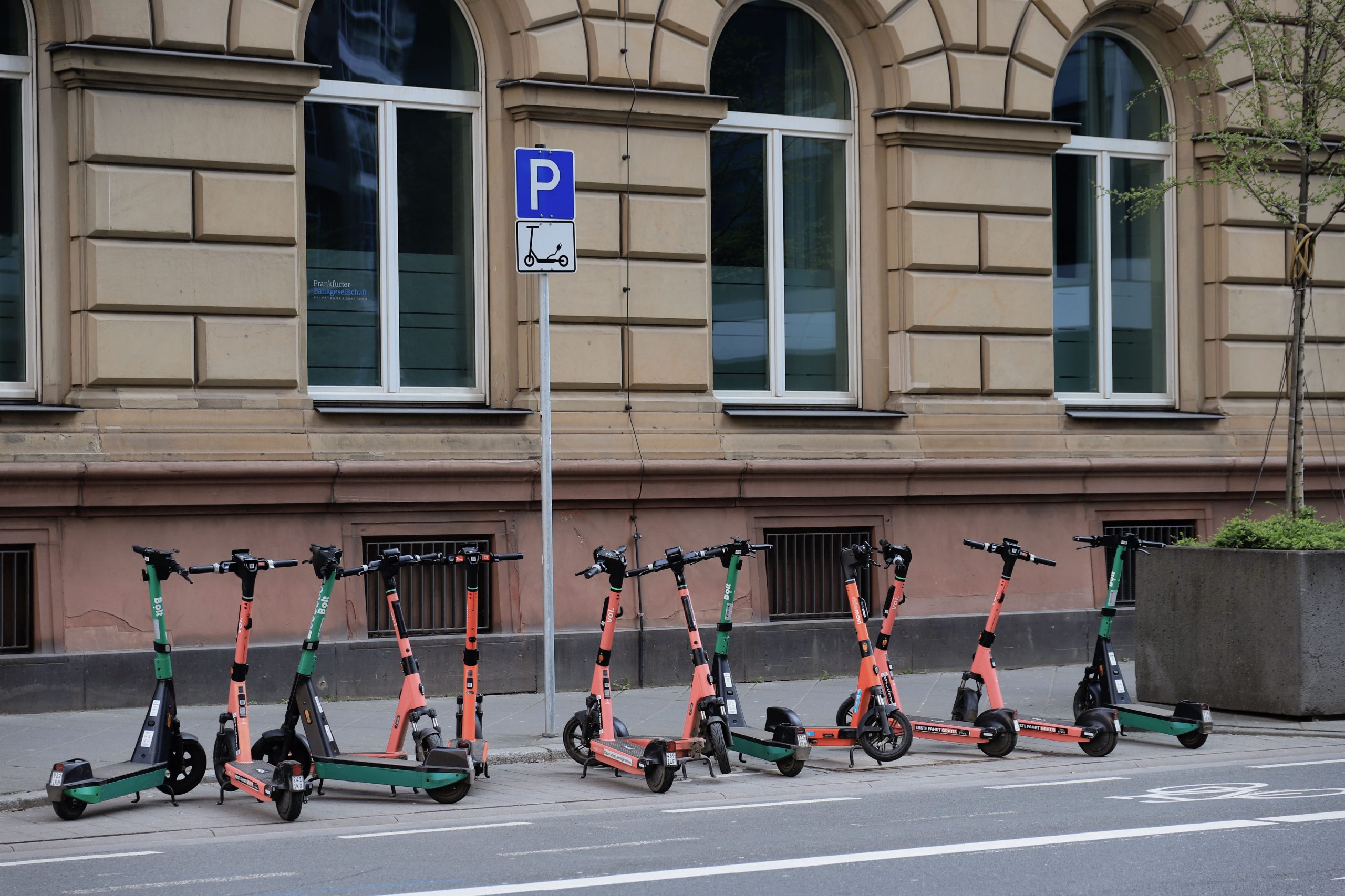 Rangée de scooters electriques gares en centre-ville