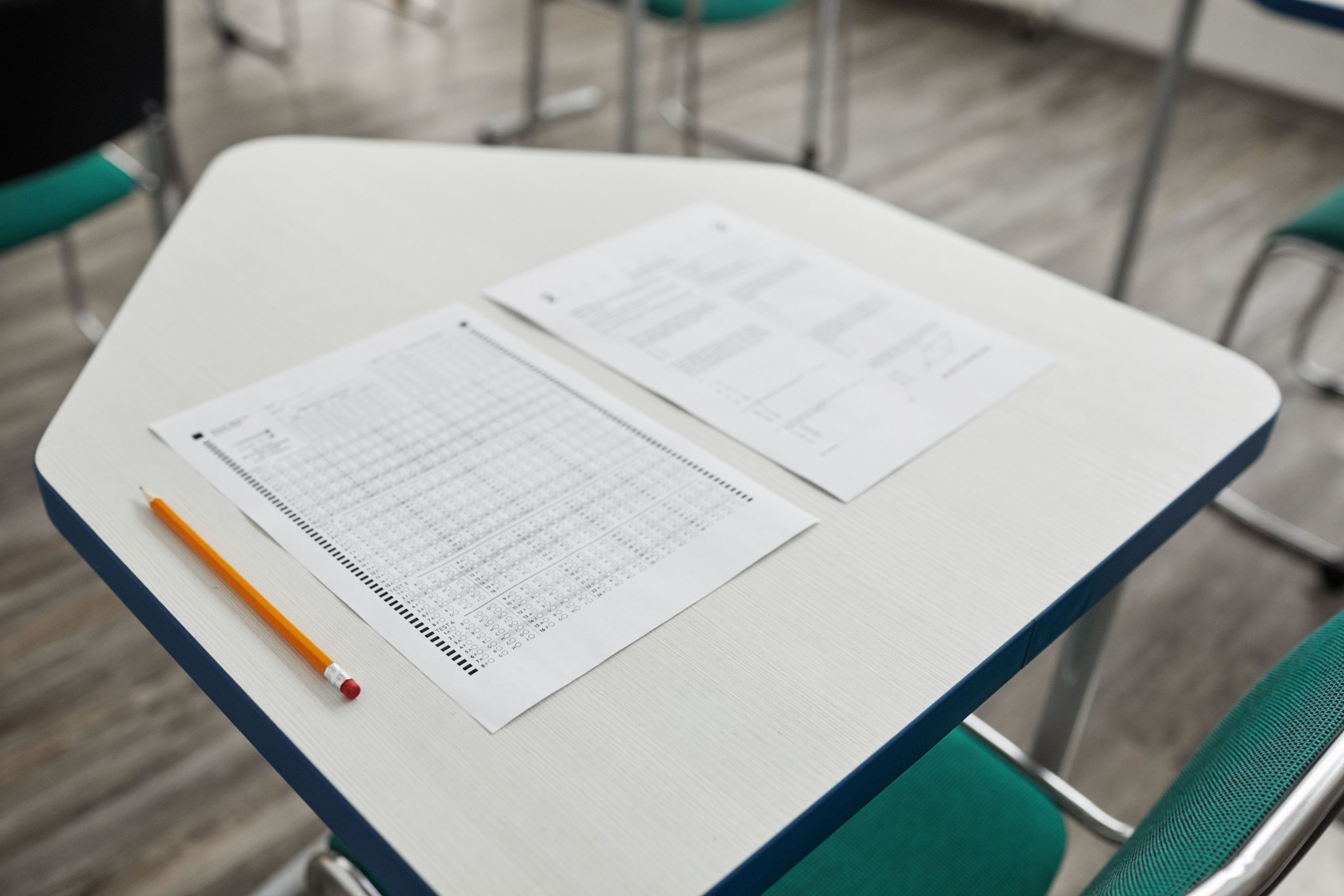 Feuille d'examen et crayon sur un bureau de classe