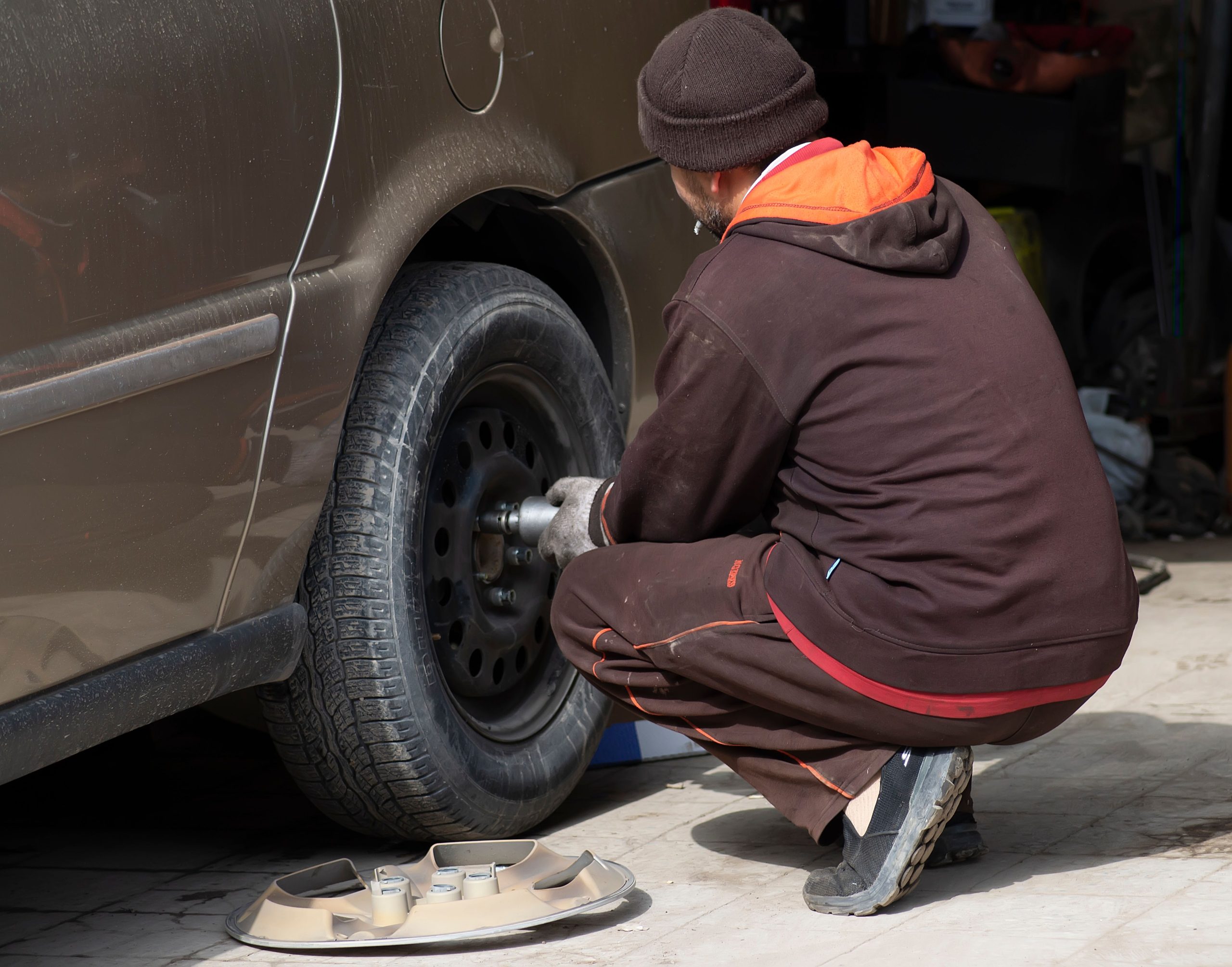 Mécanicien changeant un pneu en atelier automobile