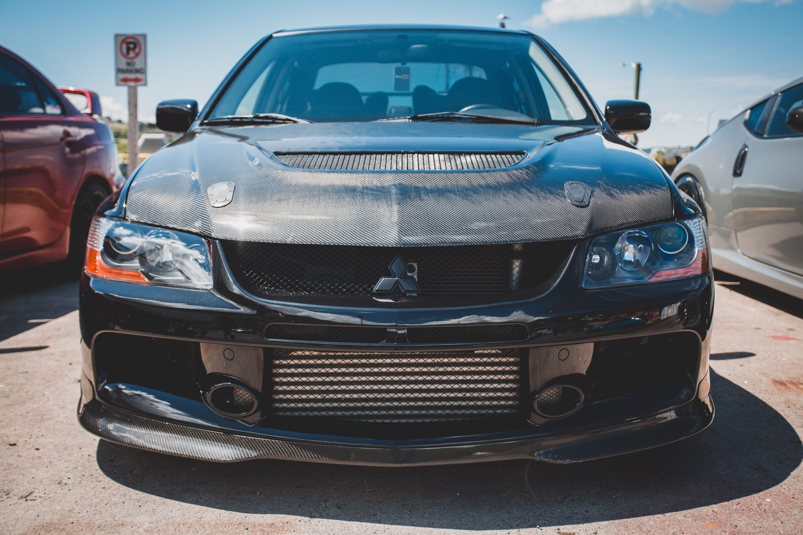 Mitsubishi Lancer Evolution noire vue de face
