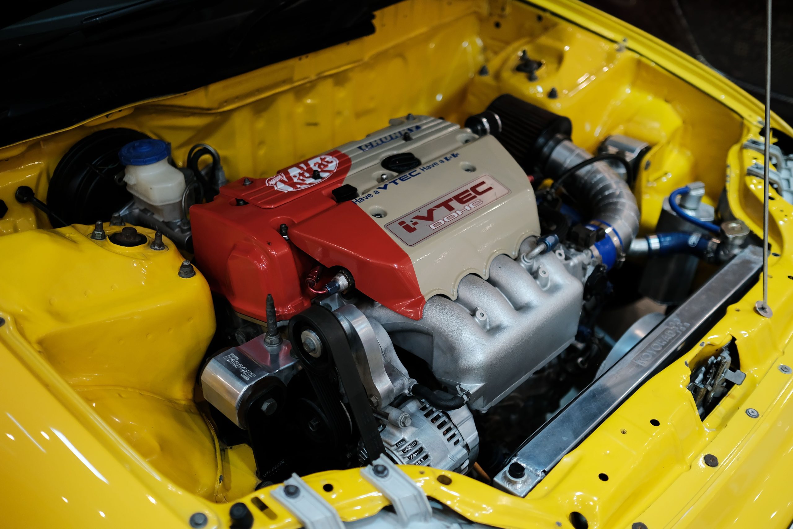 Moteur VTEC haute performance dans Honda jaune