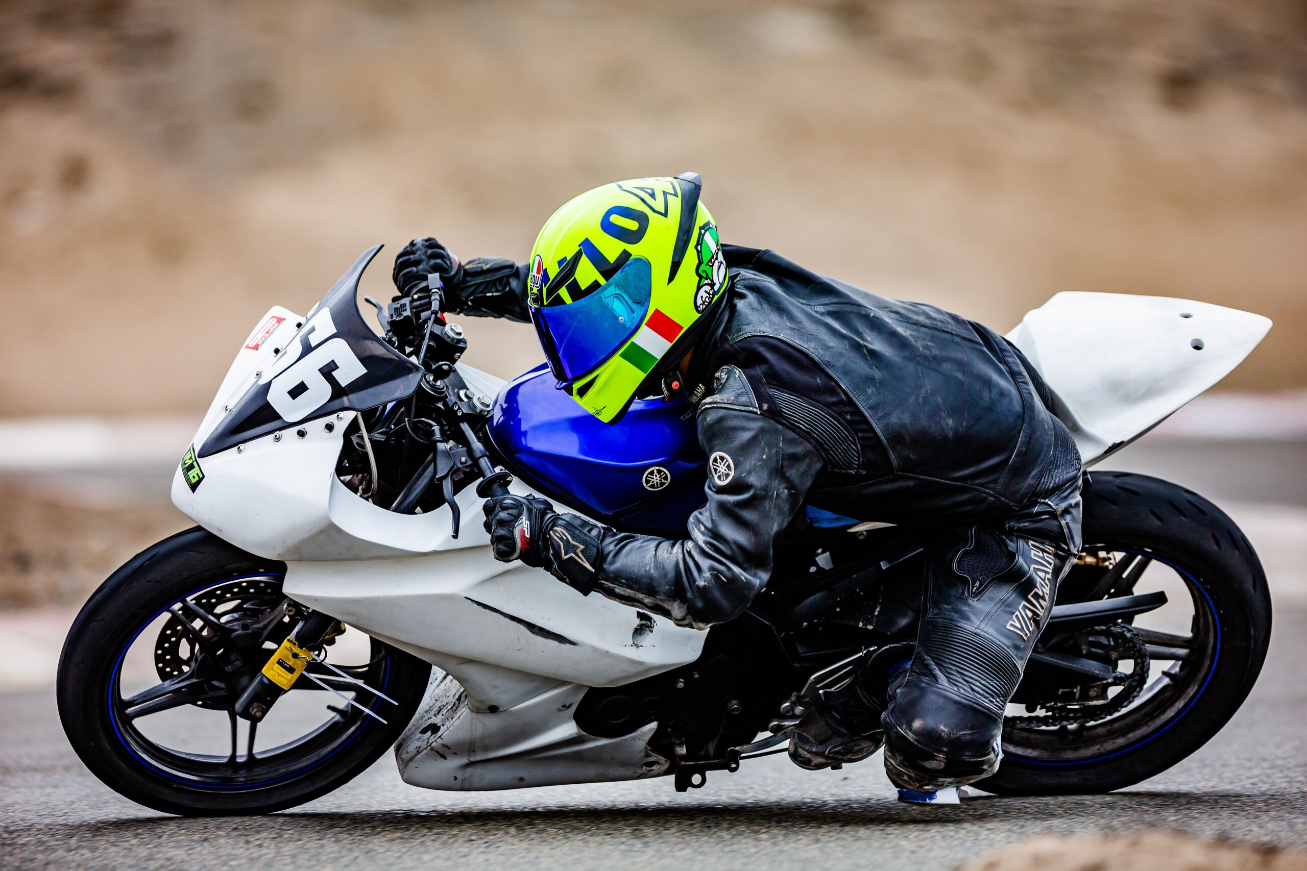 Motard équipé racing sur piste rapide