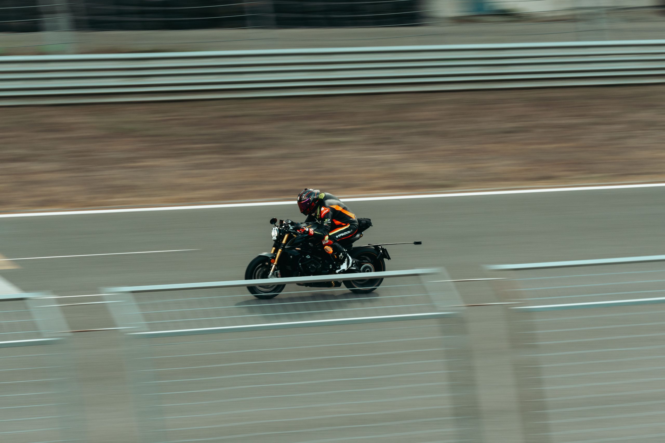 Motocycliste accélérant à grande vitesse