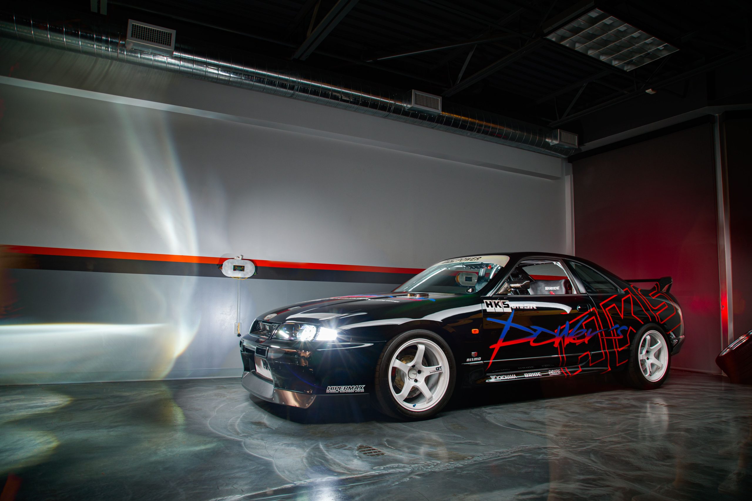 Nissan Skyline modifiée avec décalcomanies personnalisées