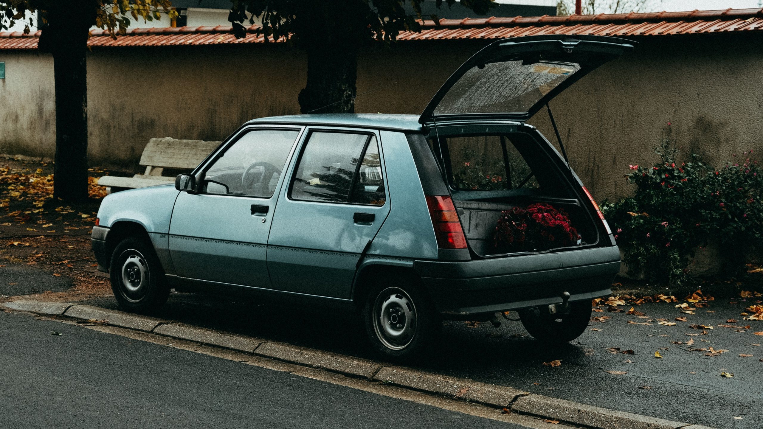 Voiture hayon garez en automne