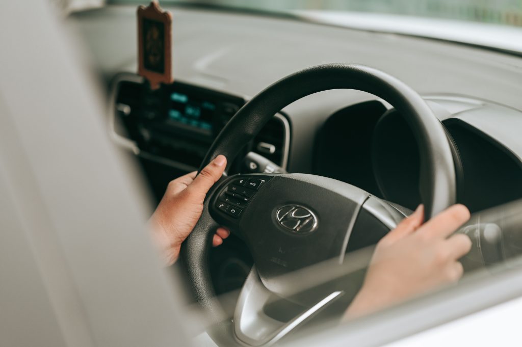 Pourquoi entend-on un bruit de ferraille en tournant le volant ?
