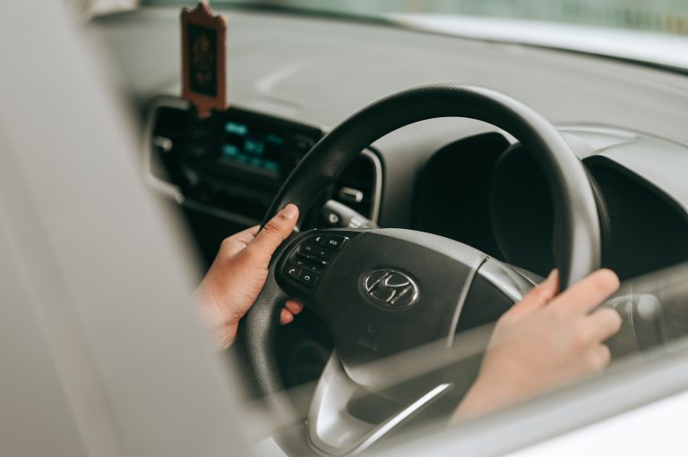 Pourquoi entend-on un bruit de ferraille en tournant le volant ?