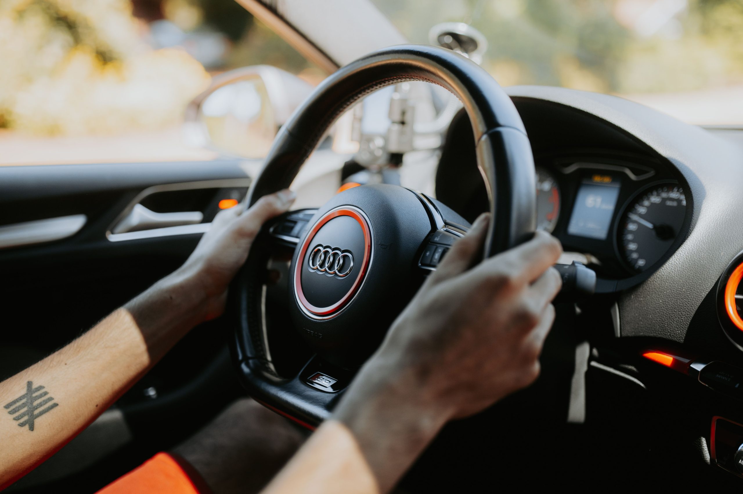 Mains sur un volant avec tableau de bord visible