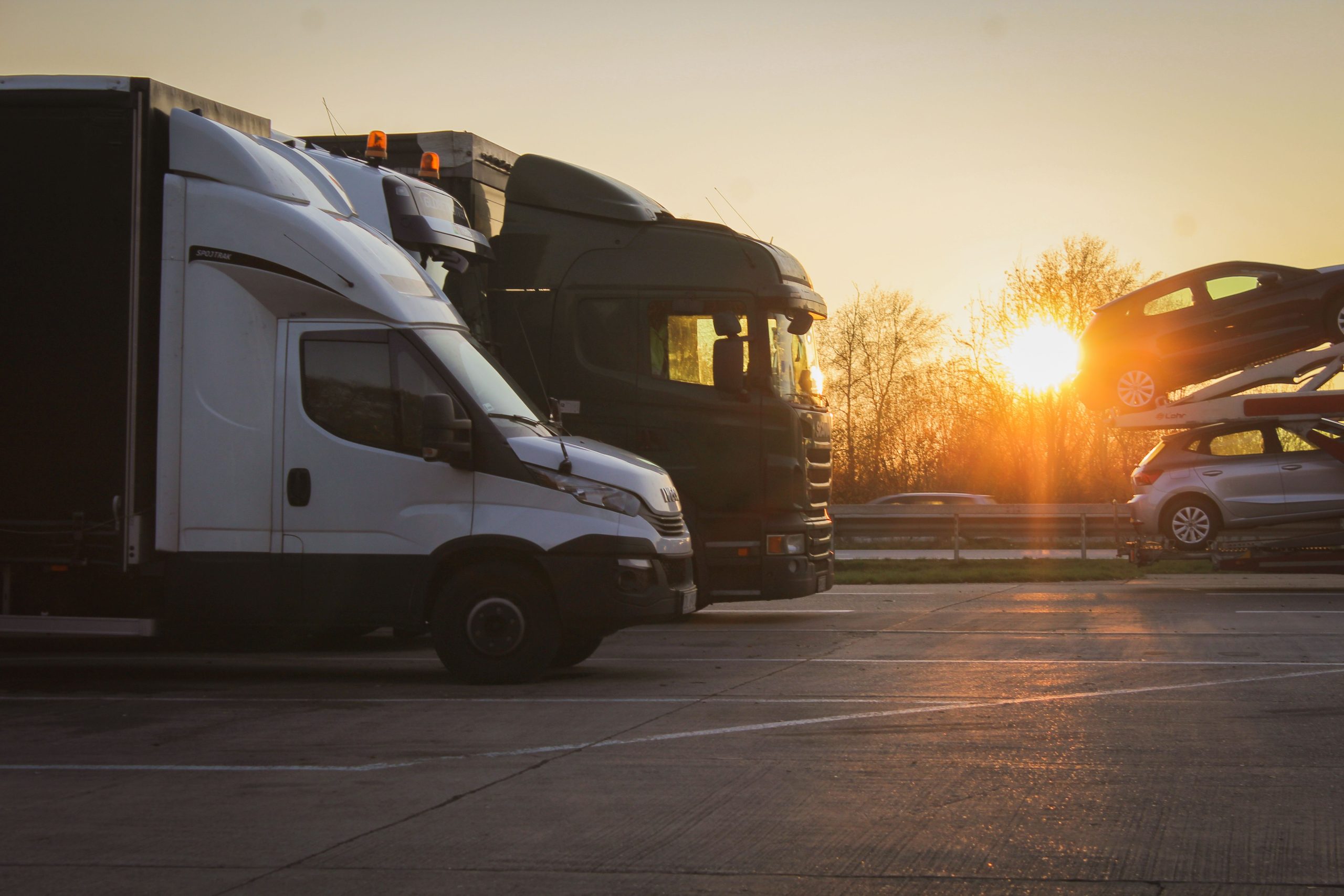 Camions et remorques garés au coucher de soleil.