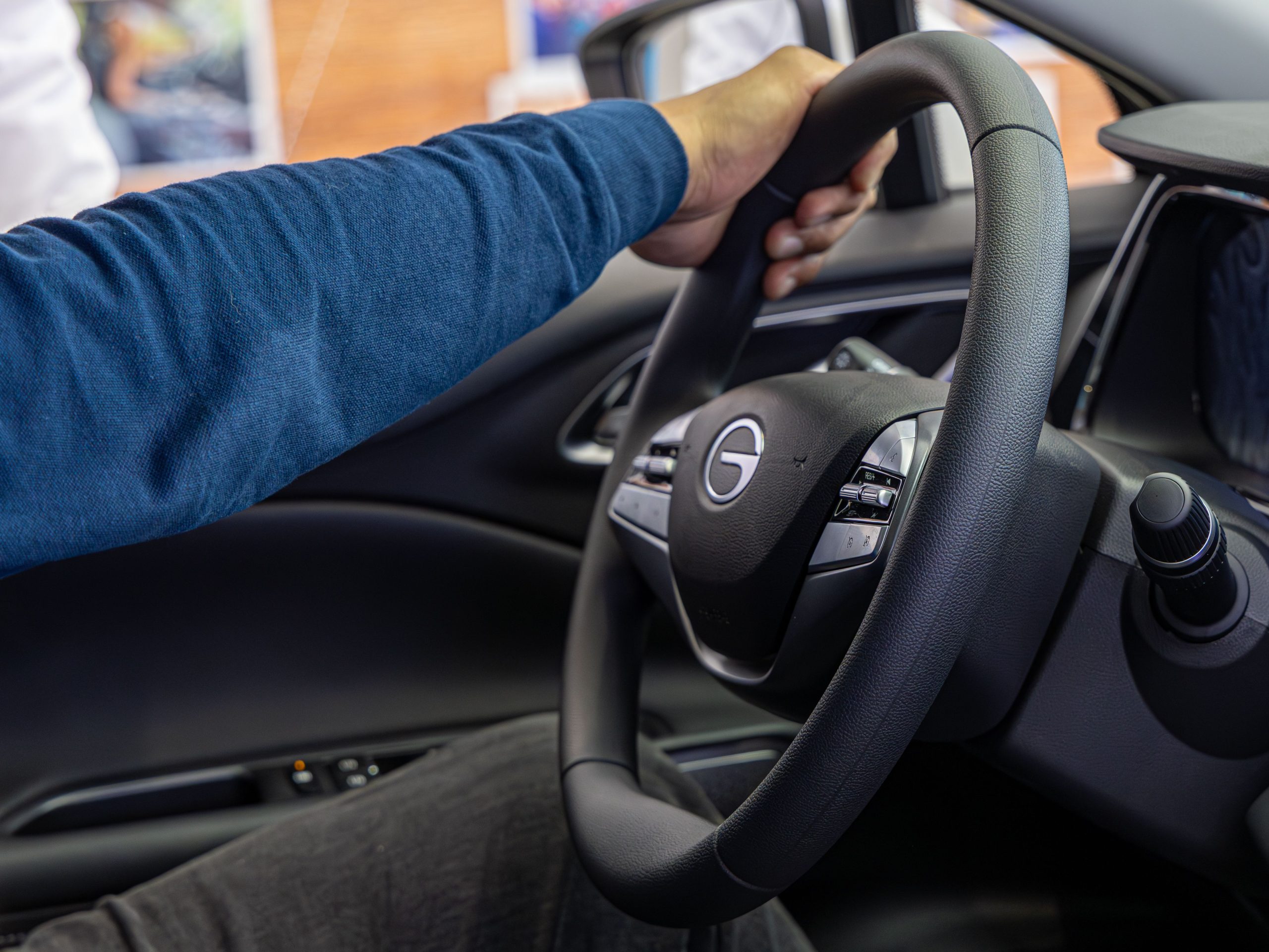 Conducteur tenant le volant en conduisant