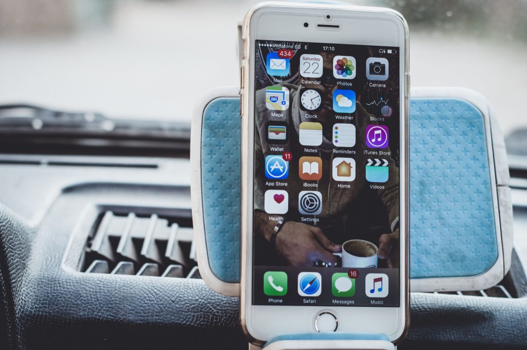 Comment connecter mon téléphone à ma voiture ?