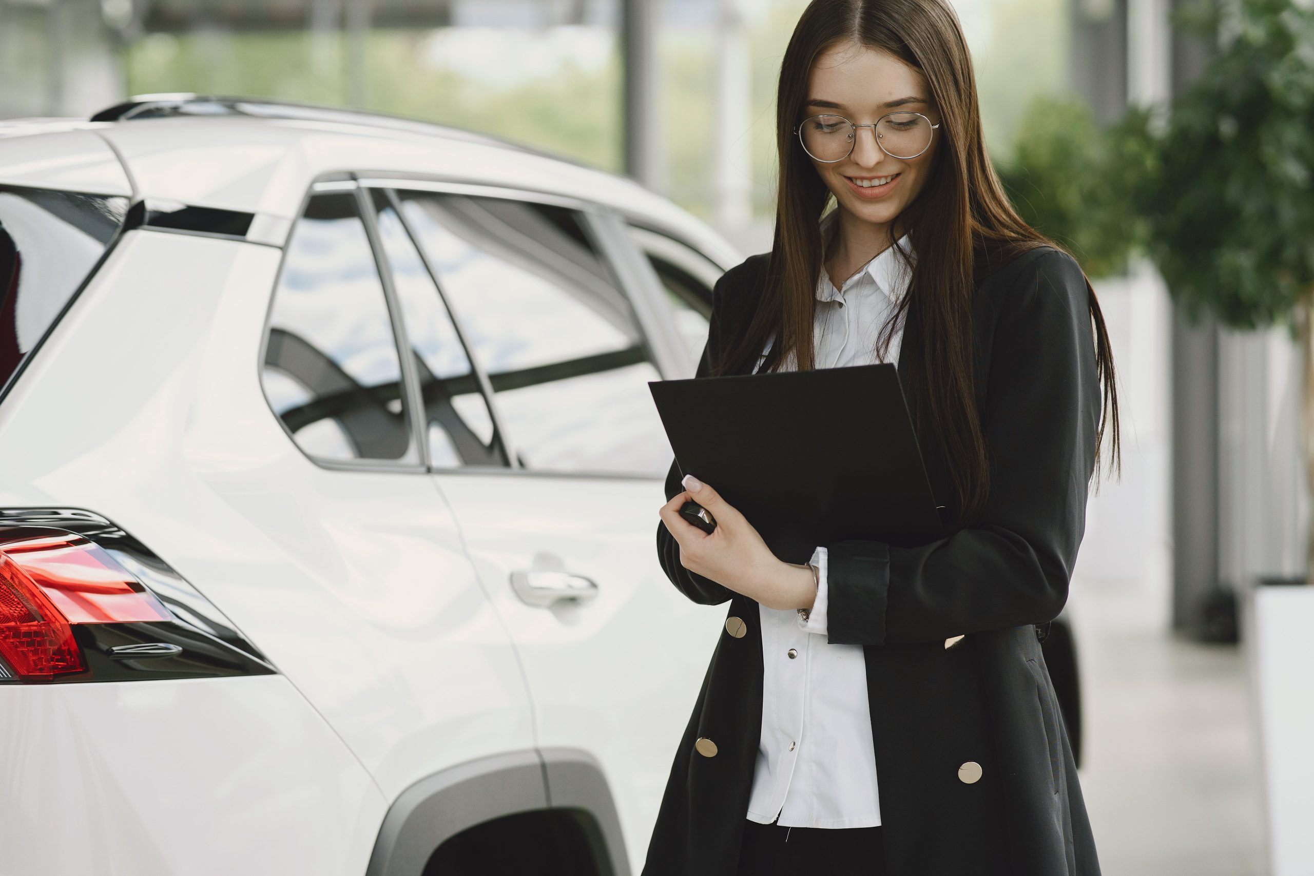 Femme examinant papiers carte grise voiture