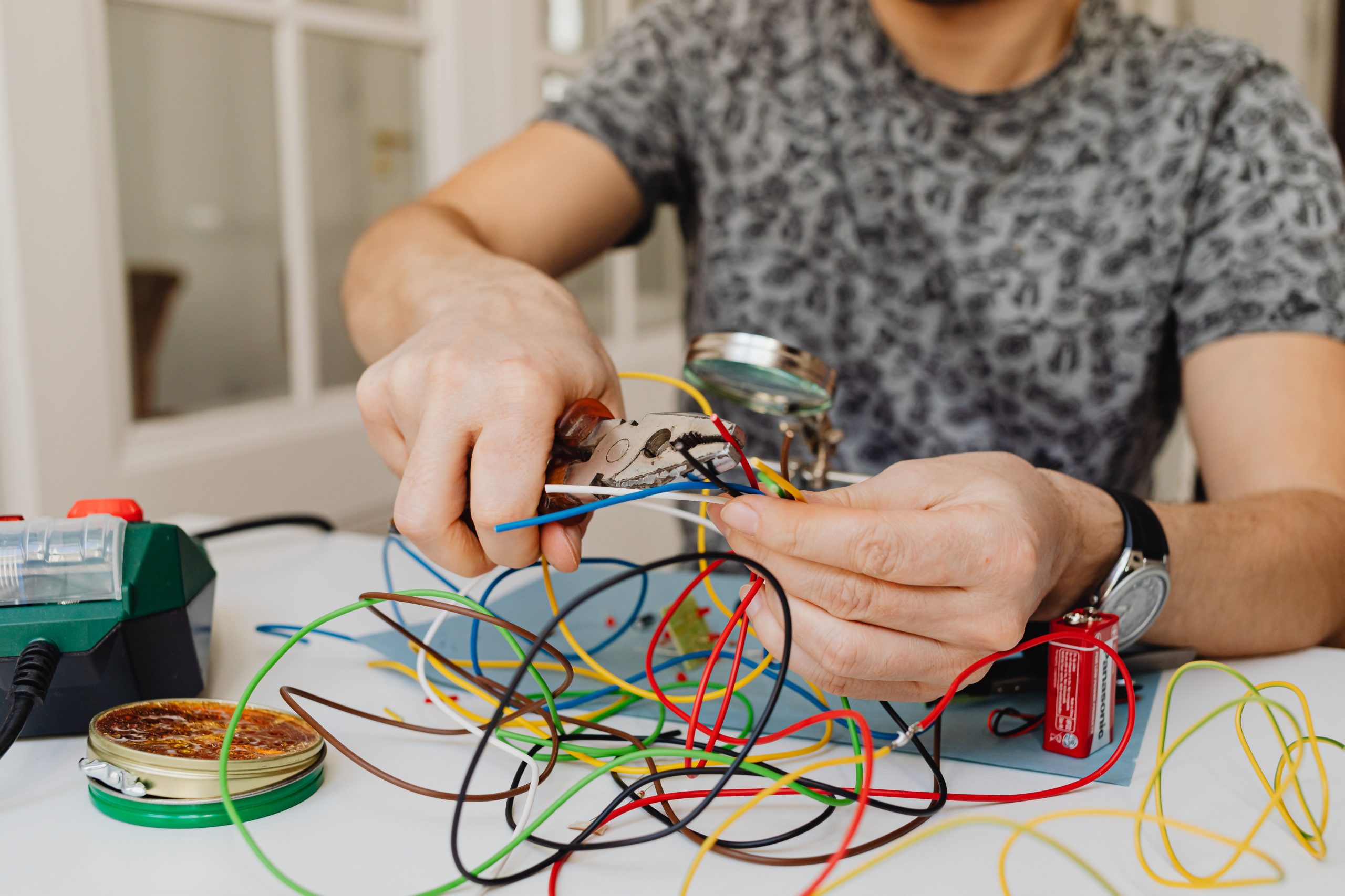Personne coupant fils électriques colorés bricolage