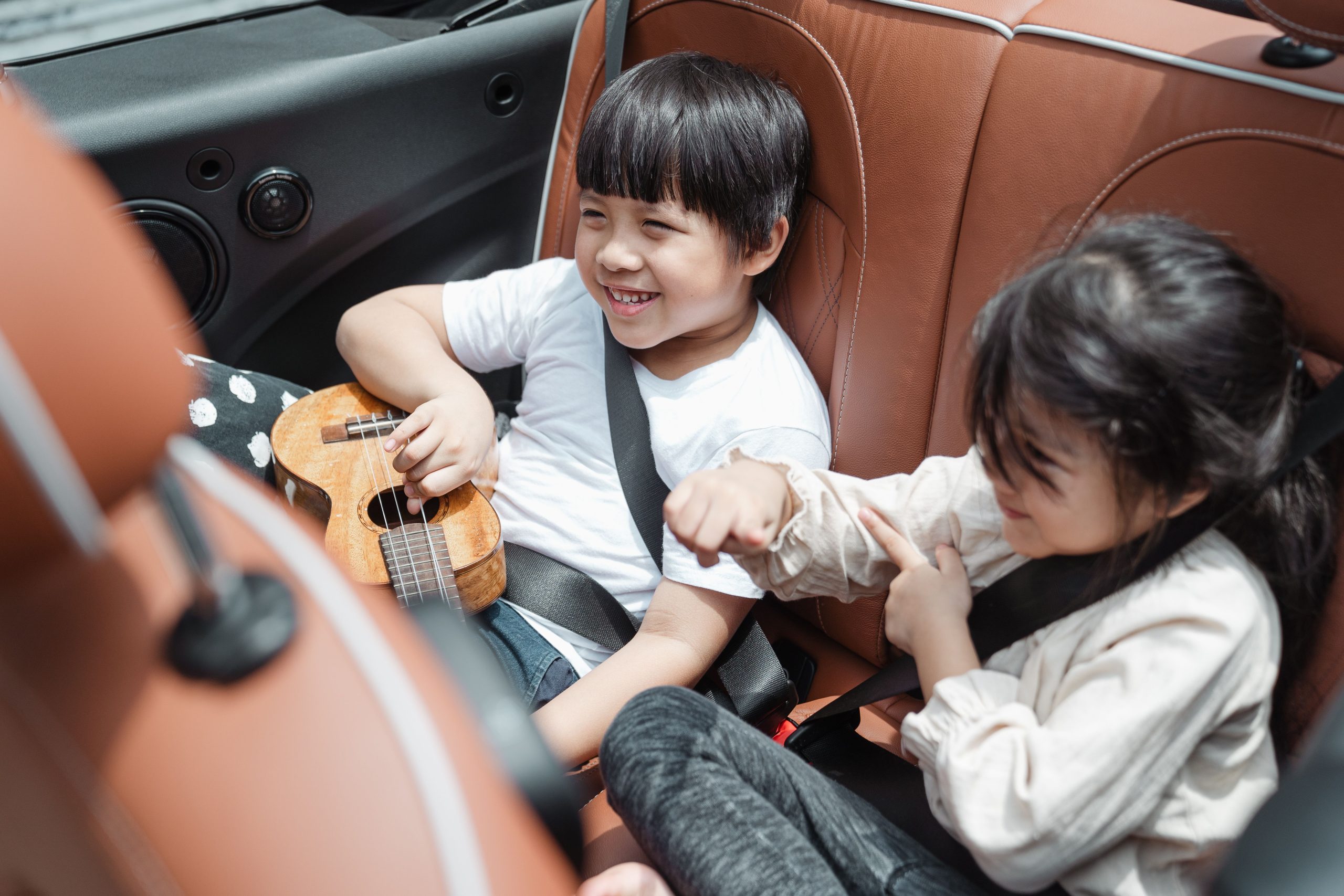 Deux enfants attachés à l'arrière en voiture