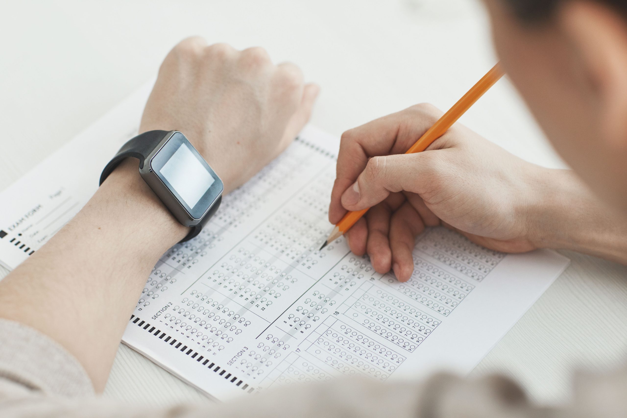 Étudiant répondant à un test avec un crayon