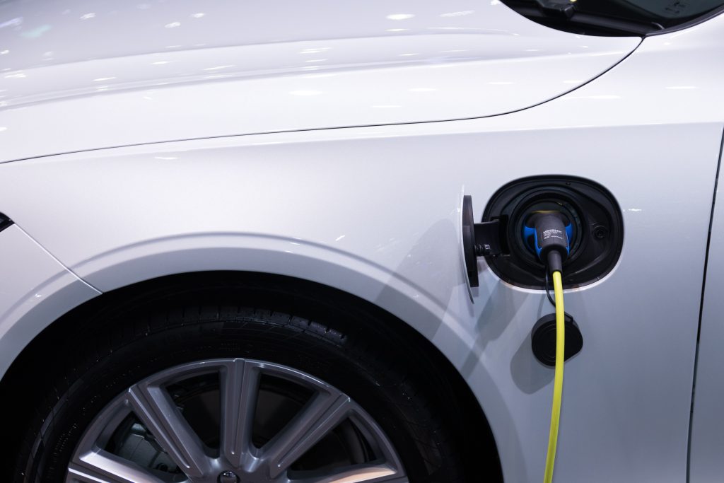 Que veut dire EV sur une voiture hybride ?