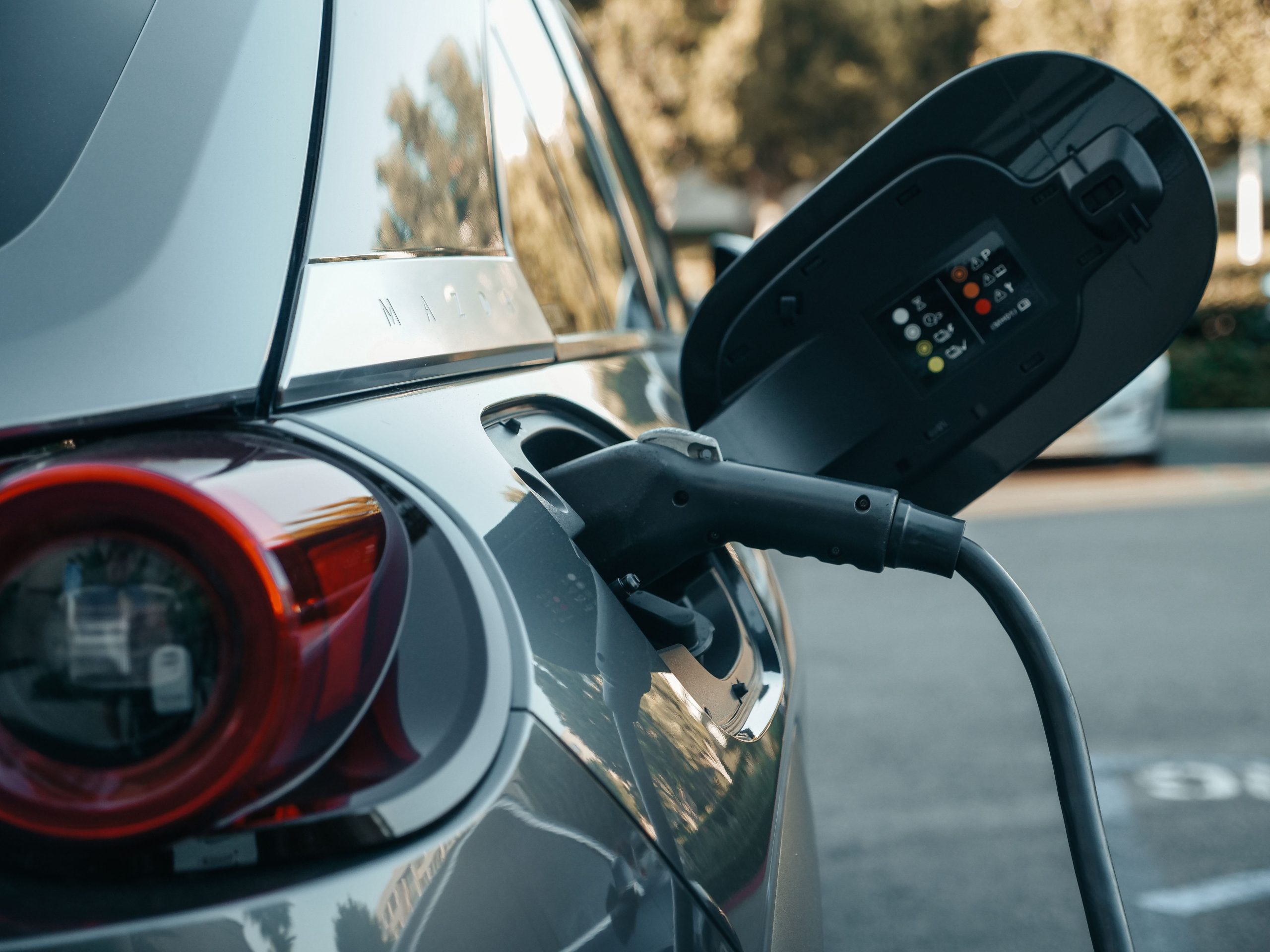 Gros plan sur une recharge de véhicule électrique