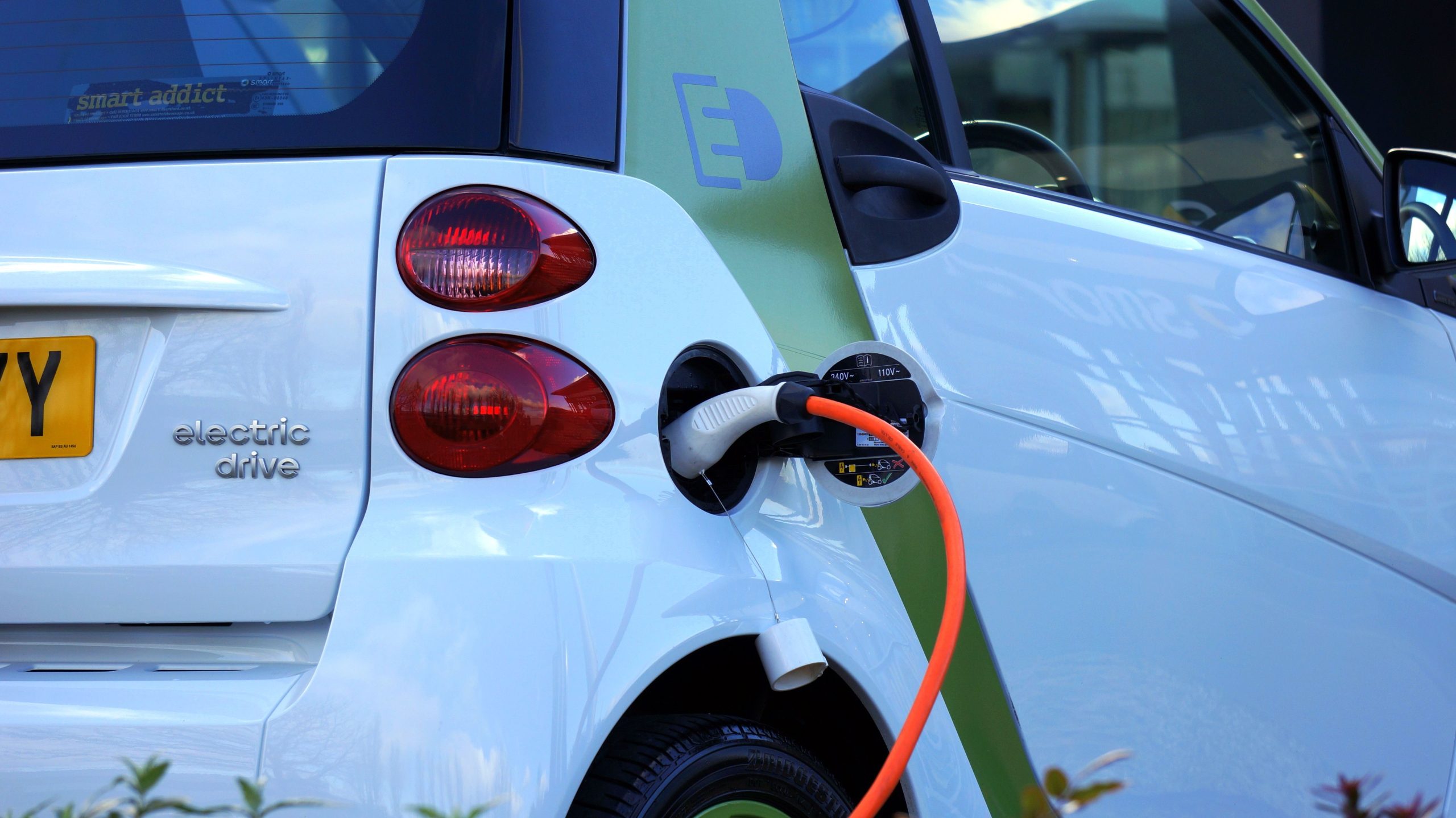 Gros plan sur une voiture électrique en charge