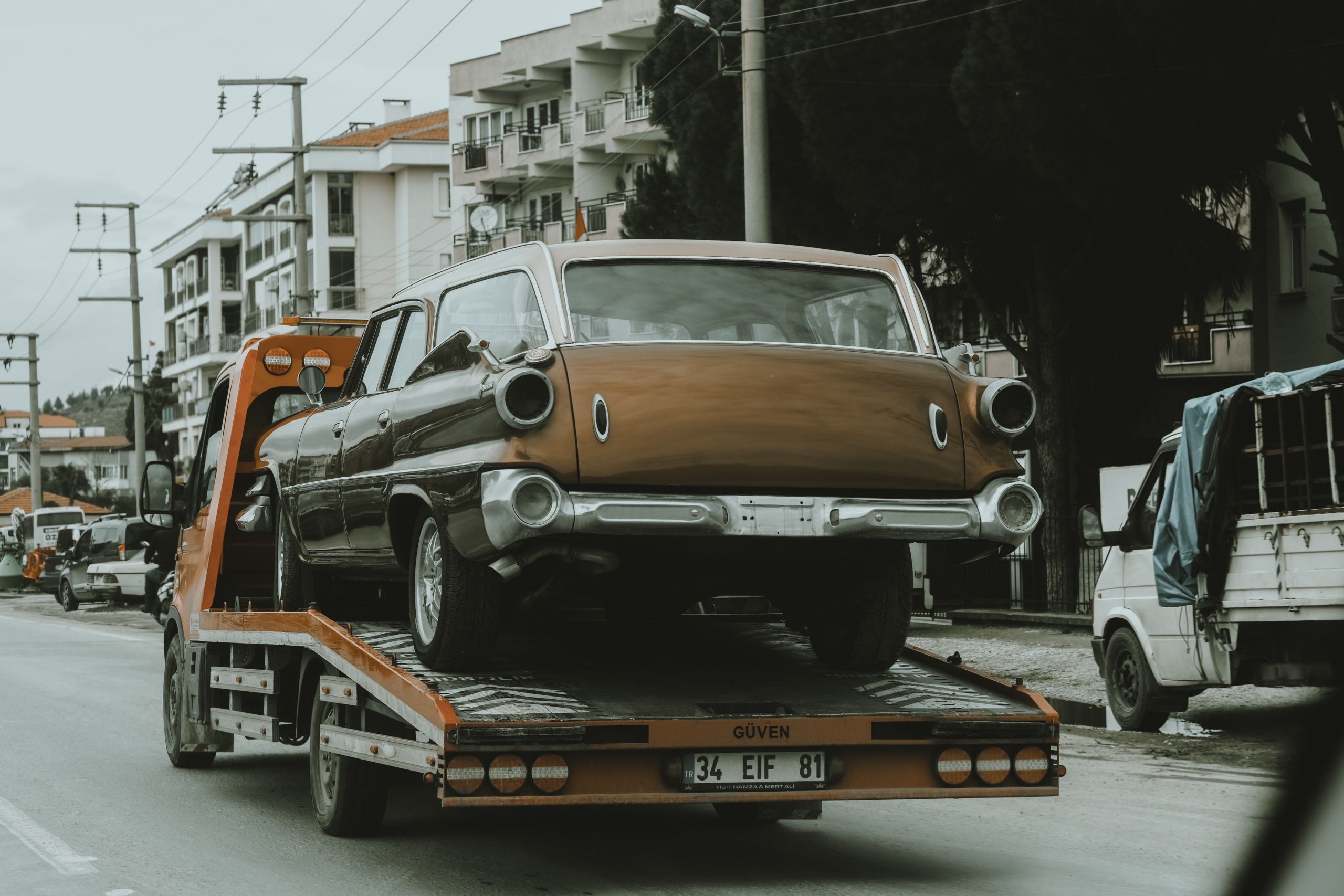 Voiture vintage chargée dépanneuse rue ville