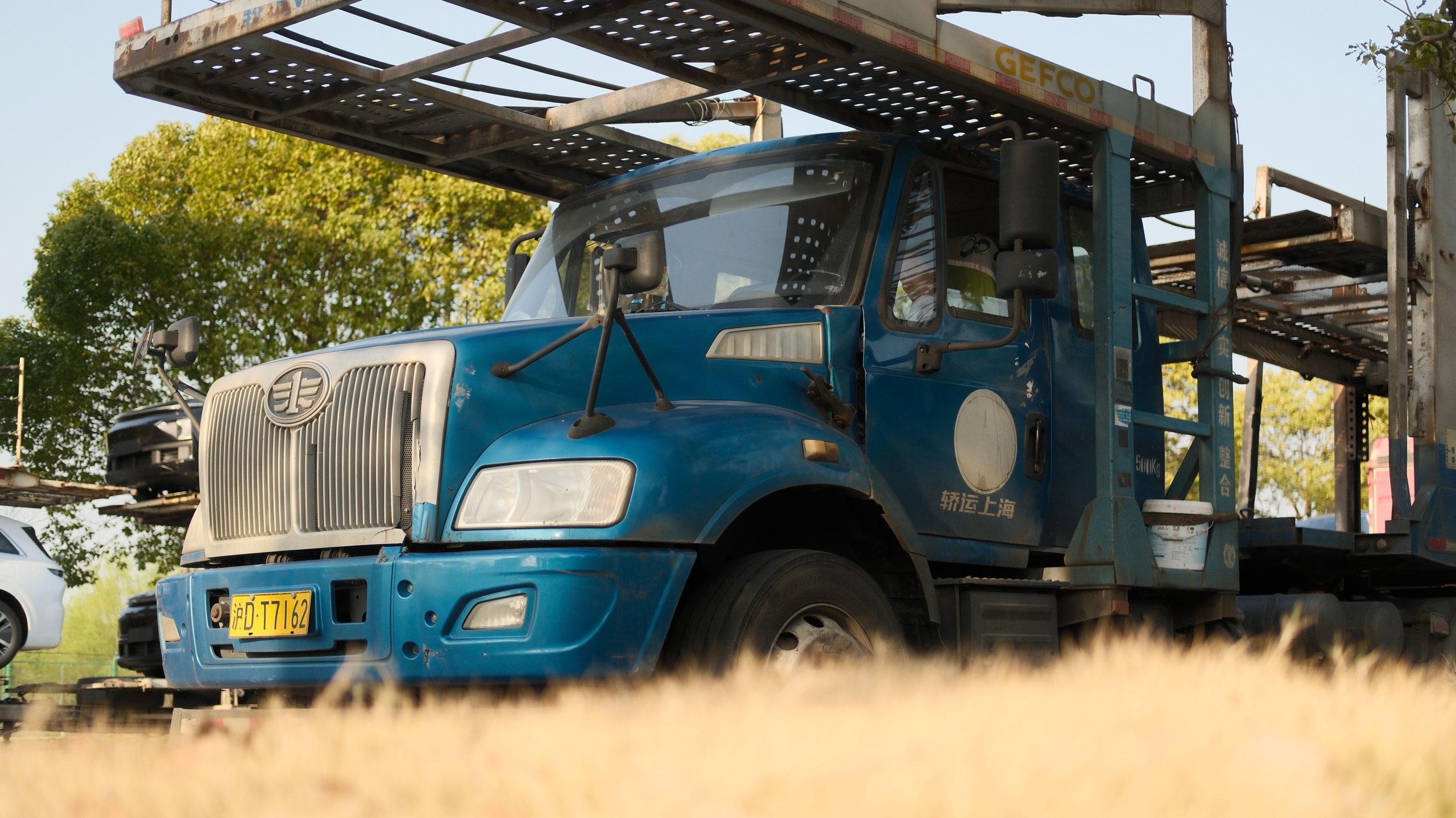 Camion transport bleu garé extérieur arbres