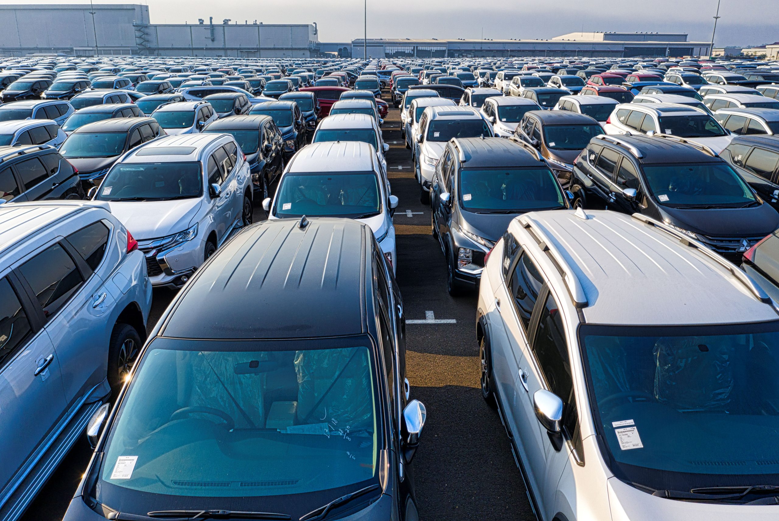 Véhicules automobiles contemporains alignés sur l'asphalte.